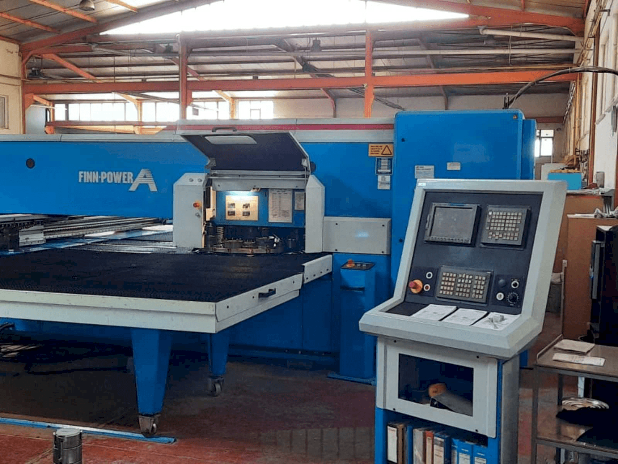 Vista frontal de la máquina Finn-Power A525F