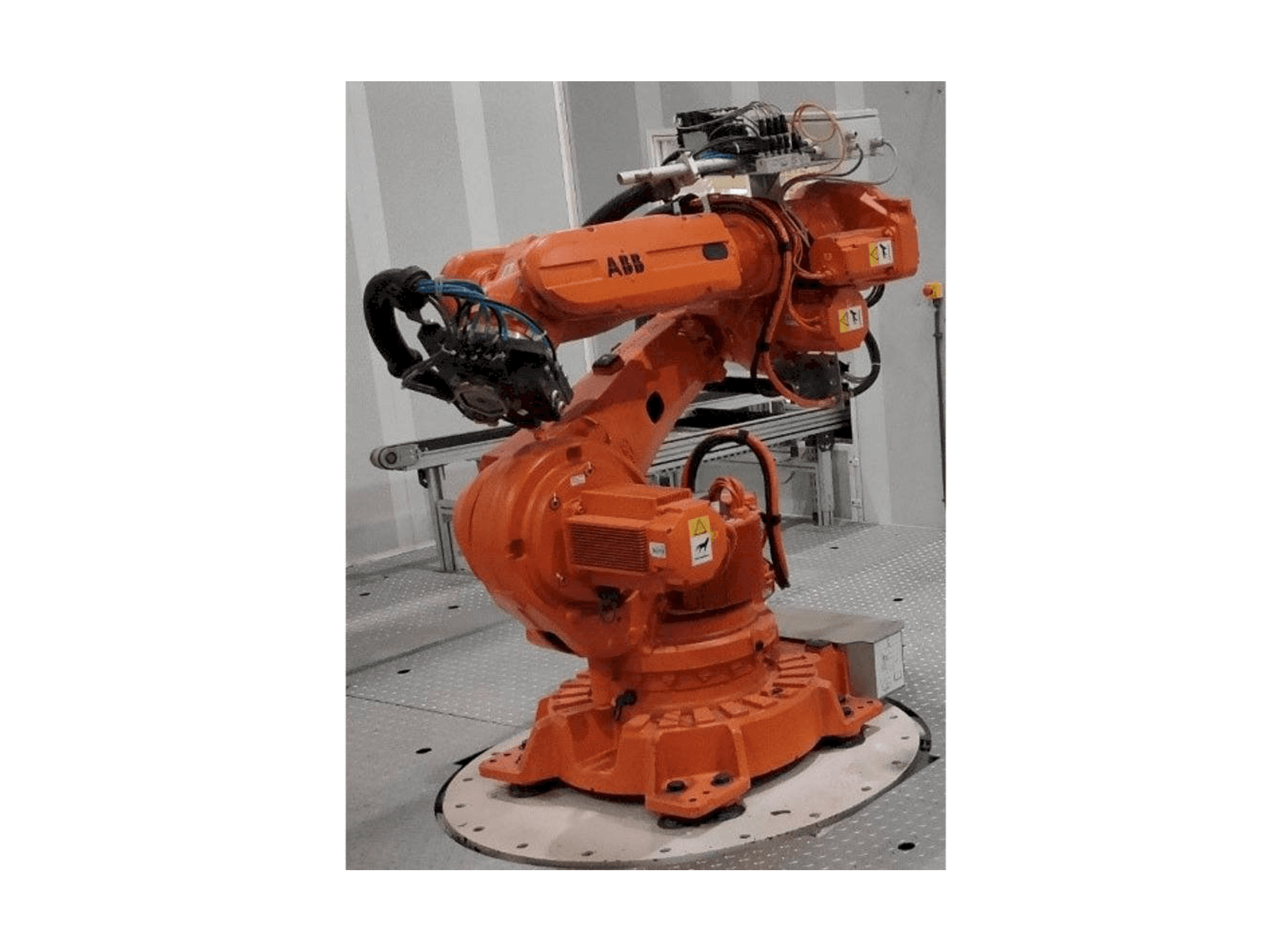 Vista frontal de la máquina ABB IRB 6620-150/2.2