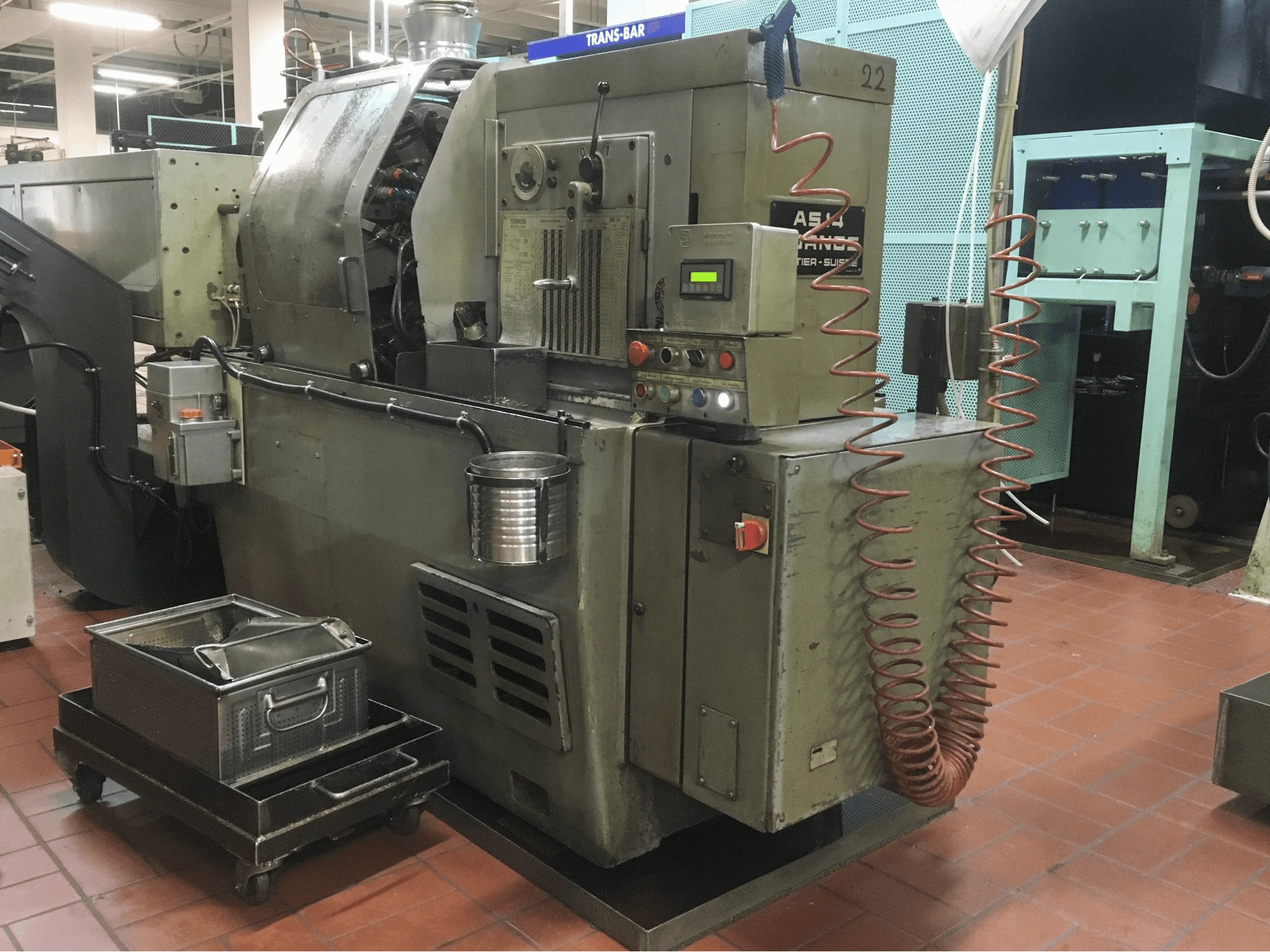 Vista derecha de la máquina Tornos AS-14