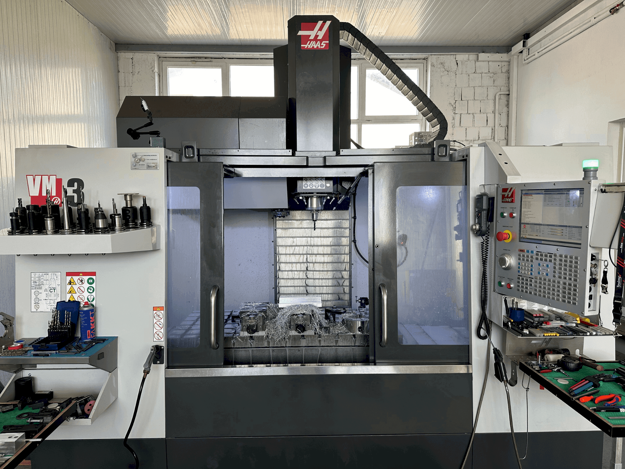 Vista frontal de la máquina HAAS VM-3