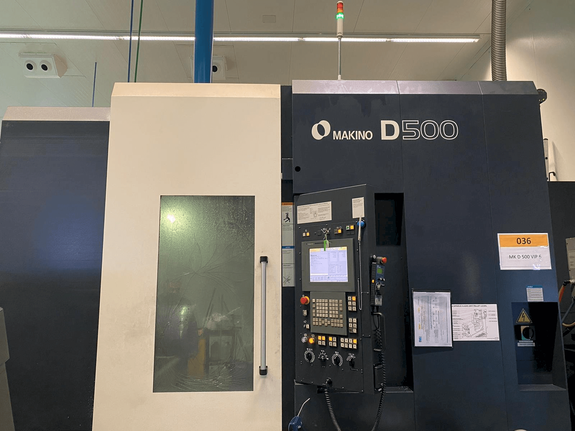 Vista frontal de la máquina Makino D500