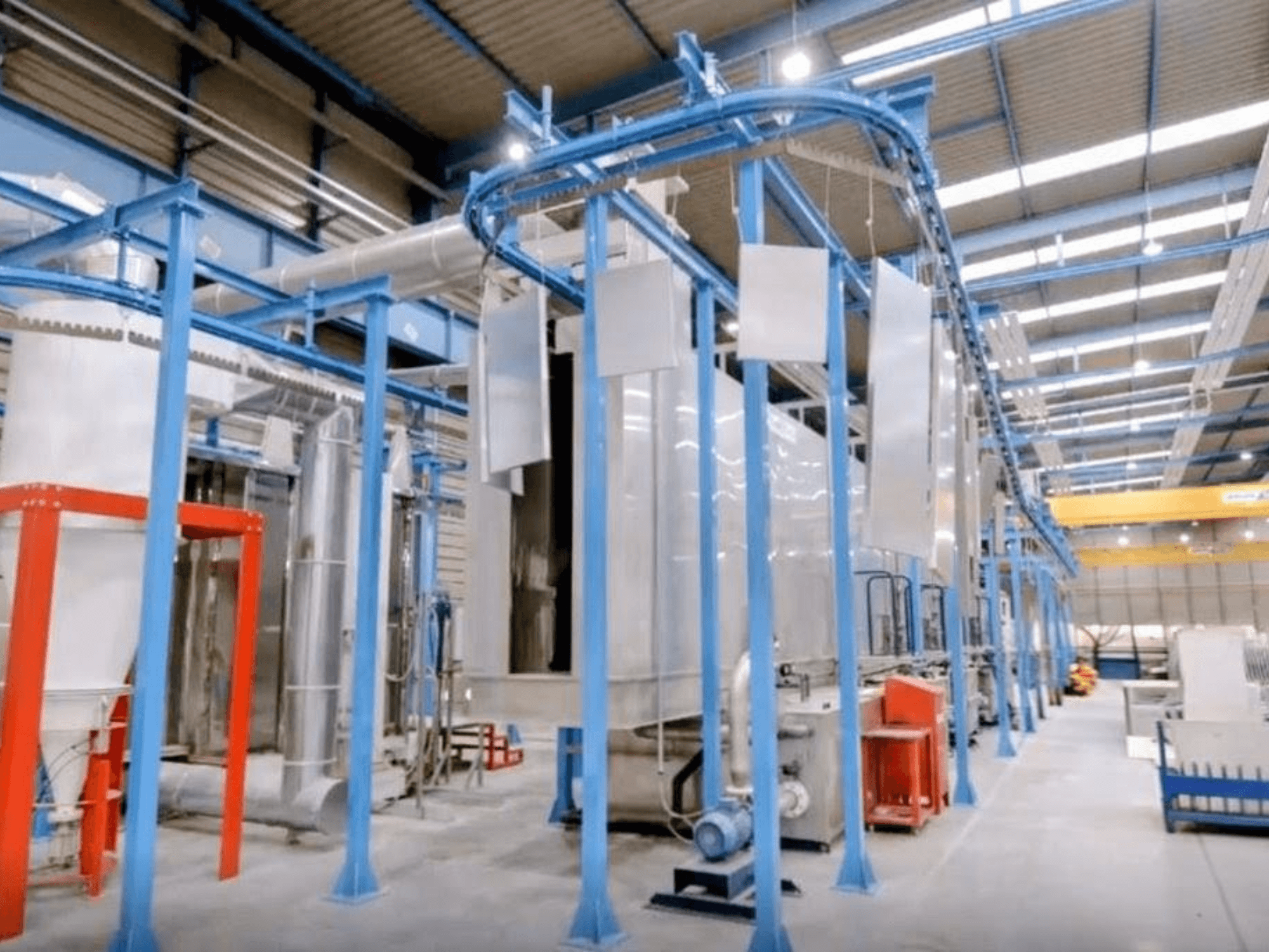 Vista frontal de la máquina para chapa CABYCAL LPP en un amplio espacio industrial, en la que se aprecian la estructura azul y la disposición de la maquinaria.
