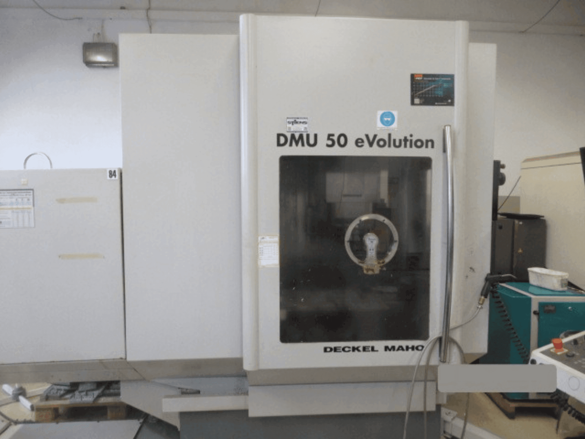 Vista frontal de la máquina DECKEL MAHO DMU 50 eVolution