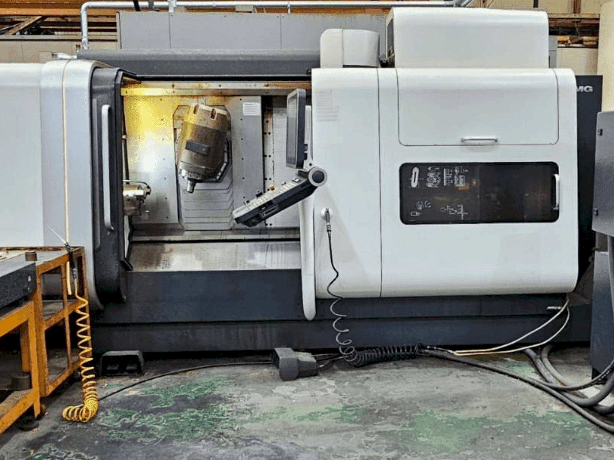 Vista frontal de la máquina DMG MORI CTX 1250 TC