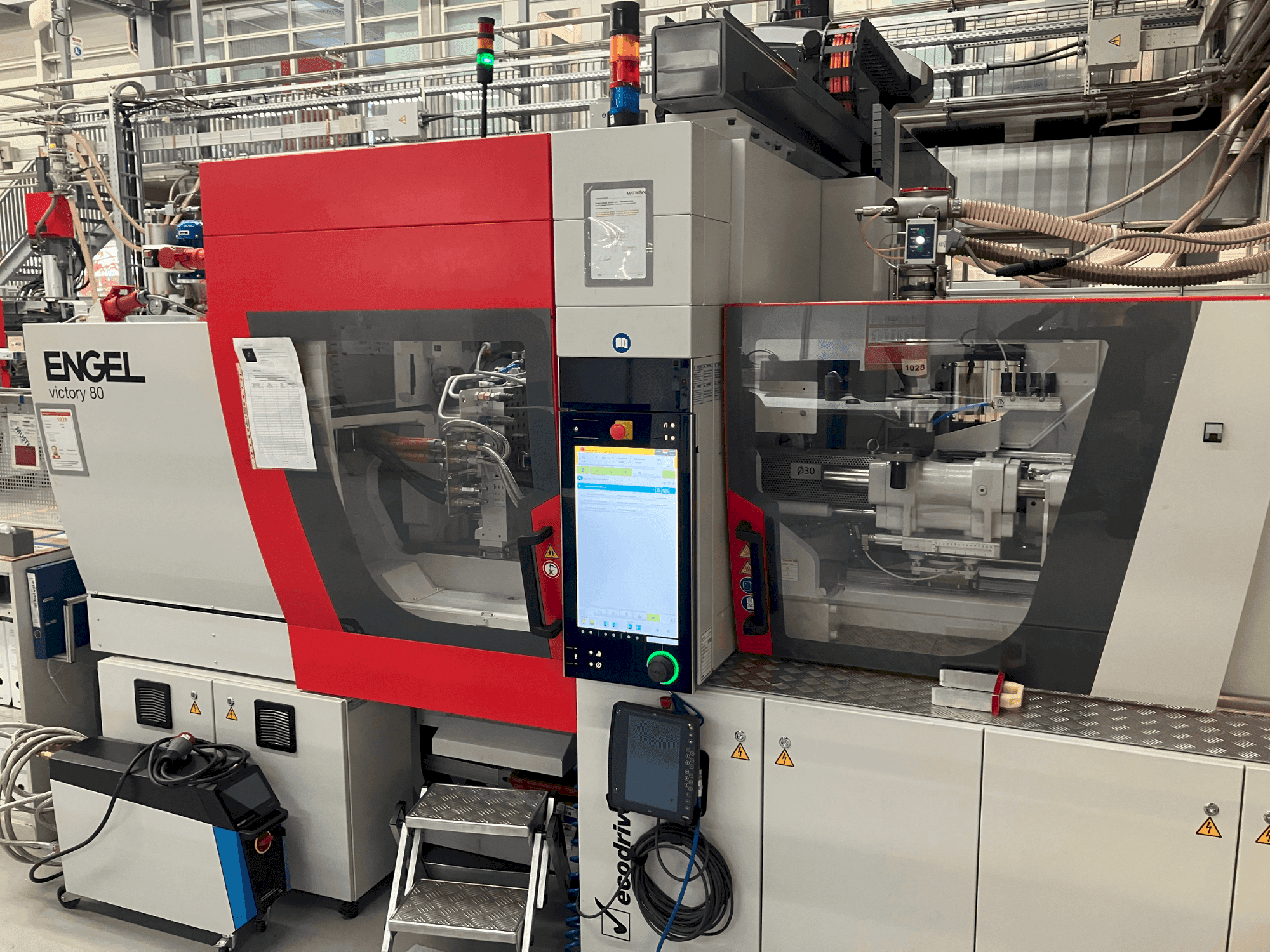 Vista frontal de la máquina Engel victory 200/80 tech