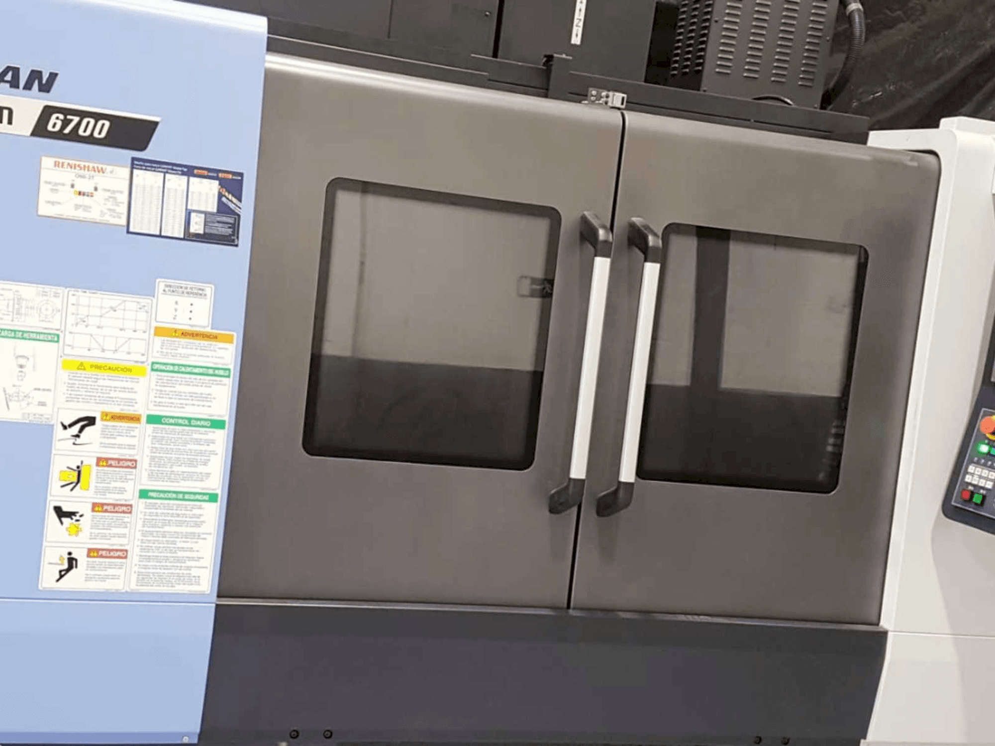 Vista frontal de la máquina Doosan DNM 6700