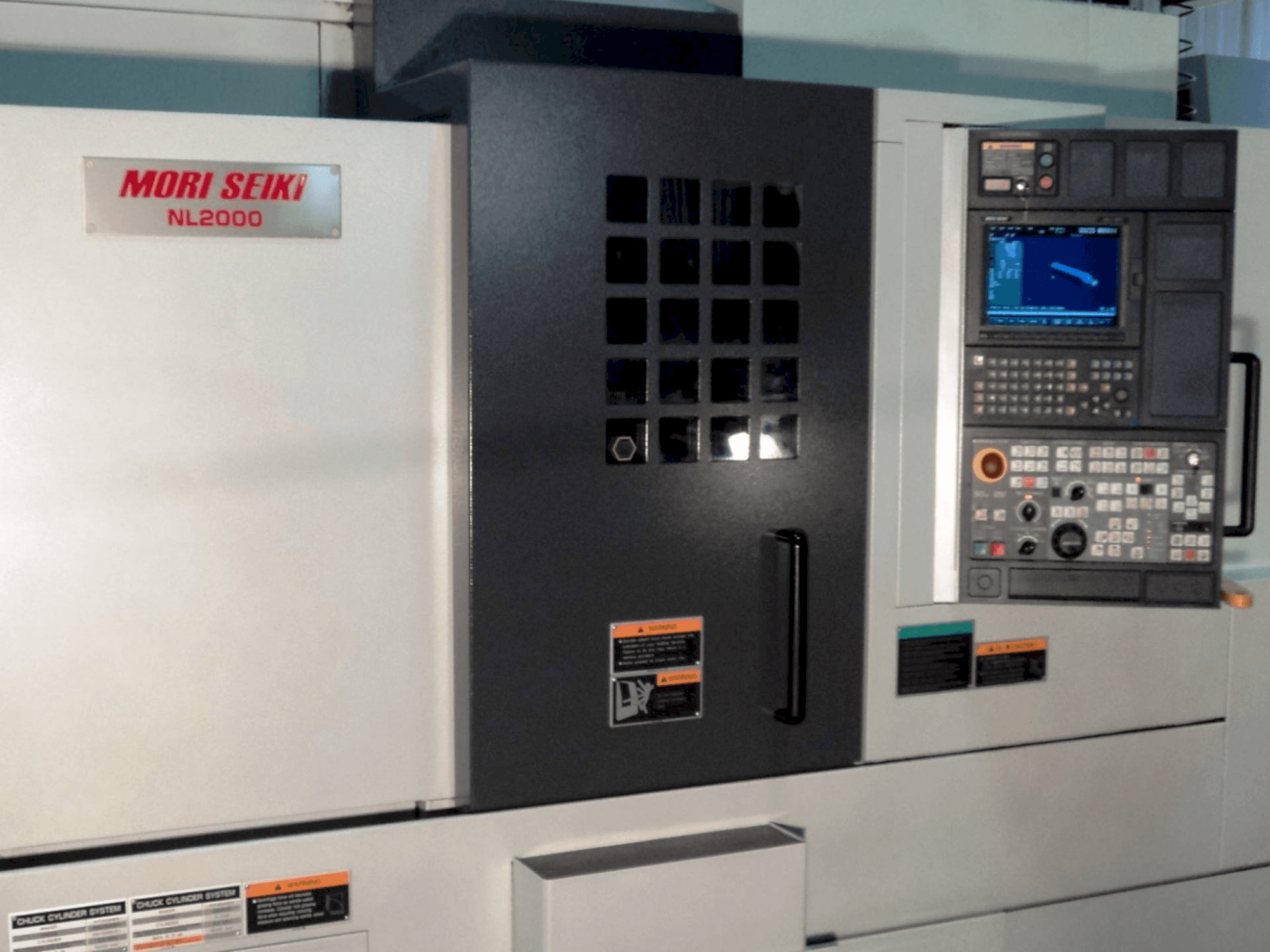 Vista frontal de la máquina MORI SEIKI NL 2000 SY