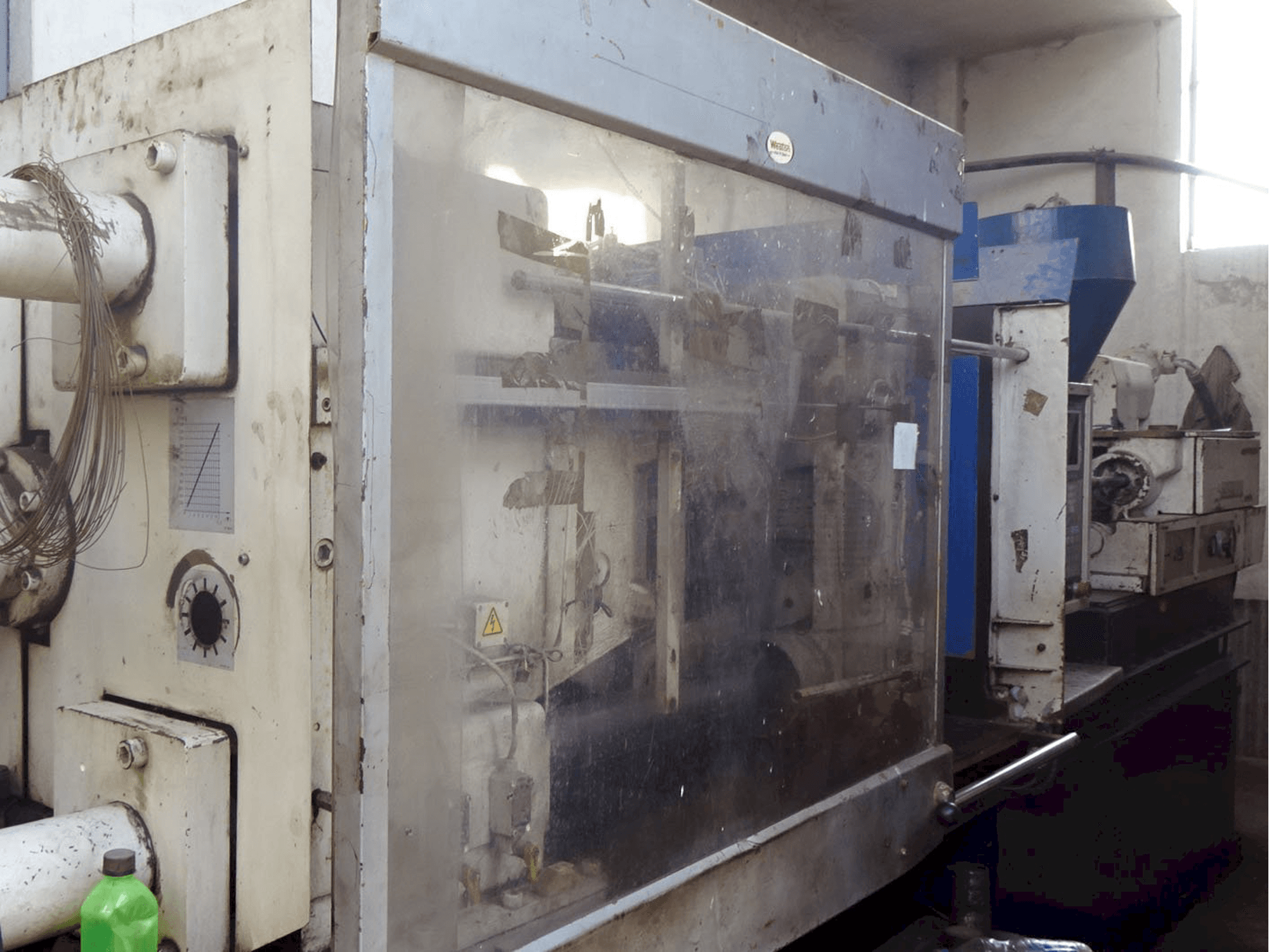 Vista izquierda de la máquina DEMAG D240-1990 NC III