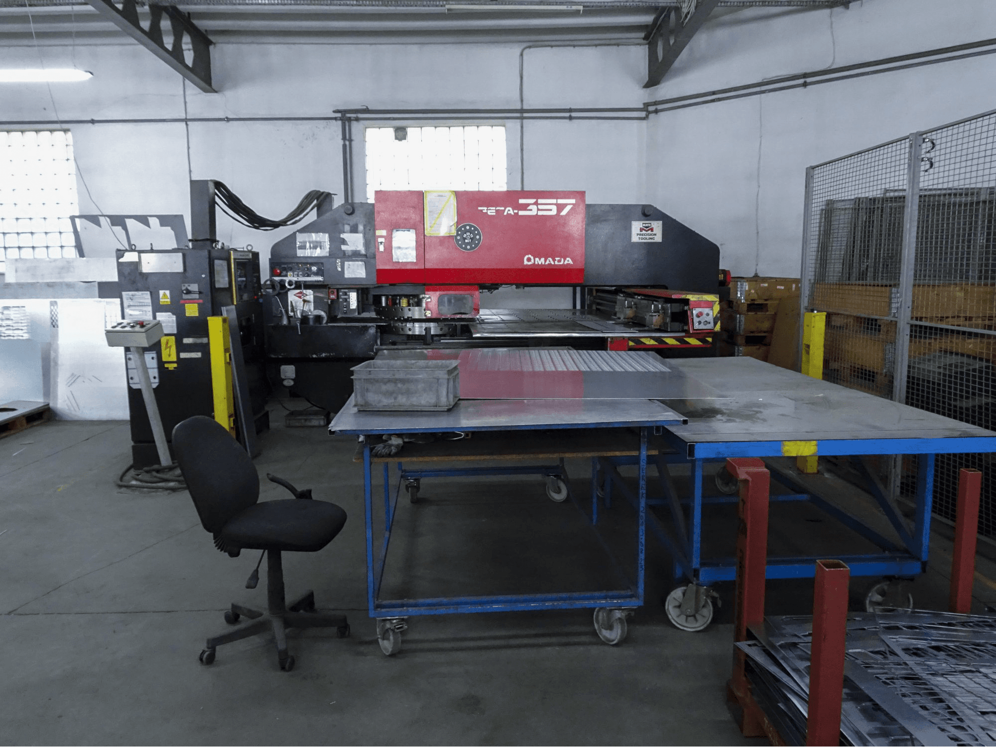 Vista frontal de la máquina AMADA PEGA 357