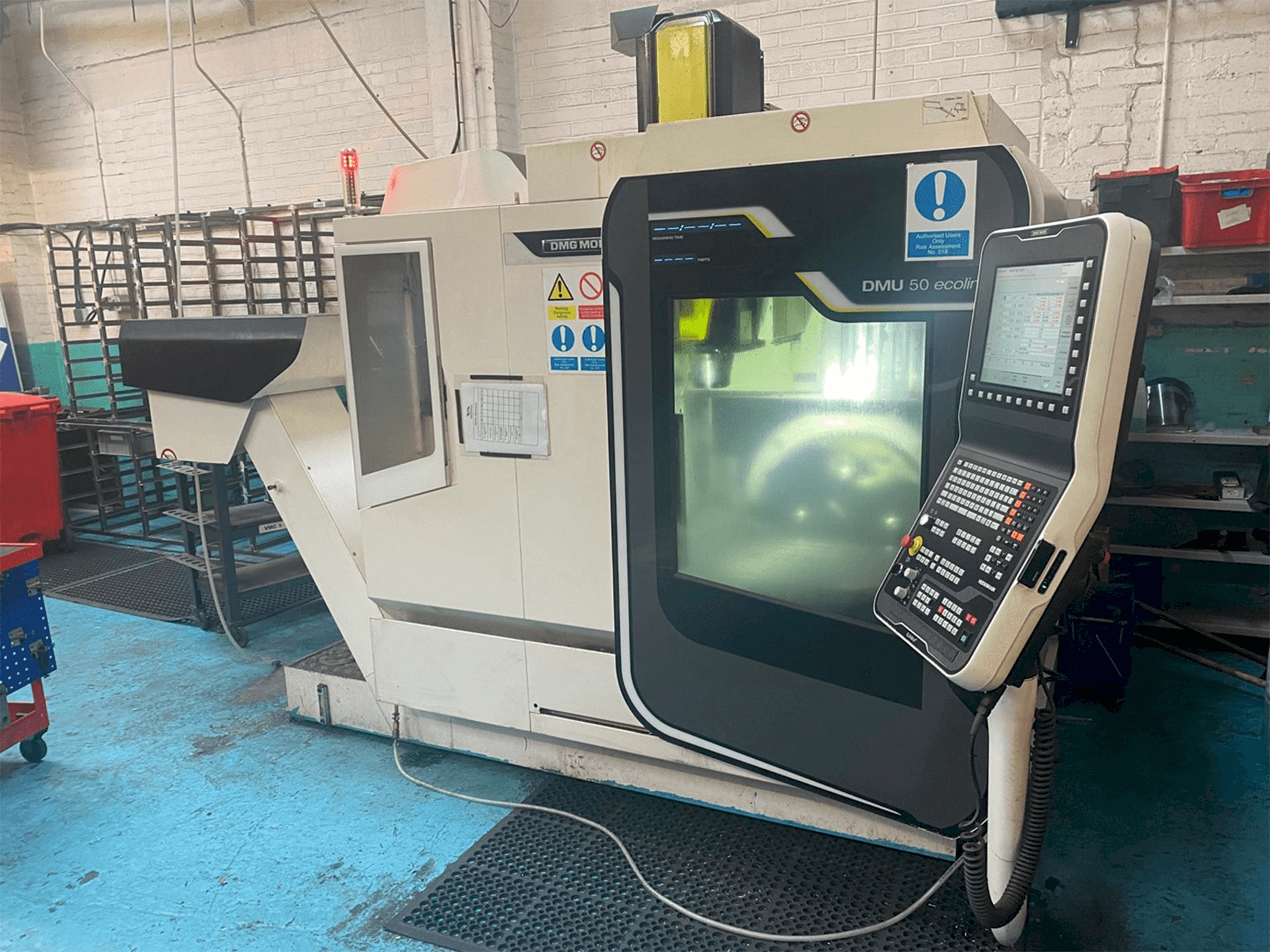 Vista frontal de la máquina DMG DMU Ecoline 50 5 Axis VMC