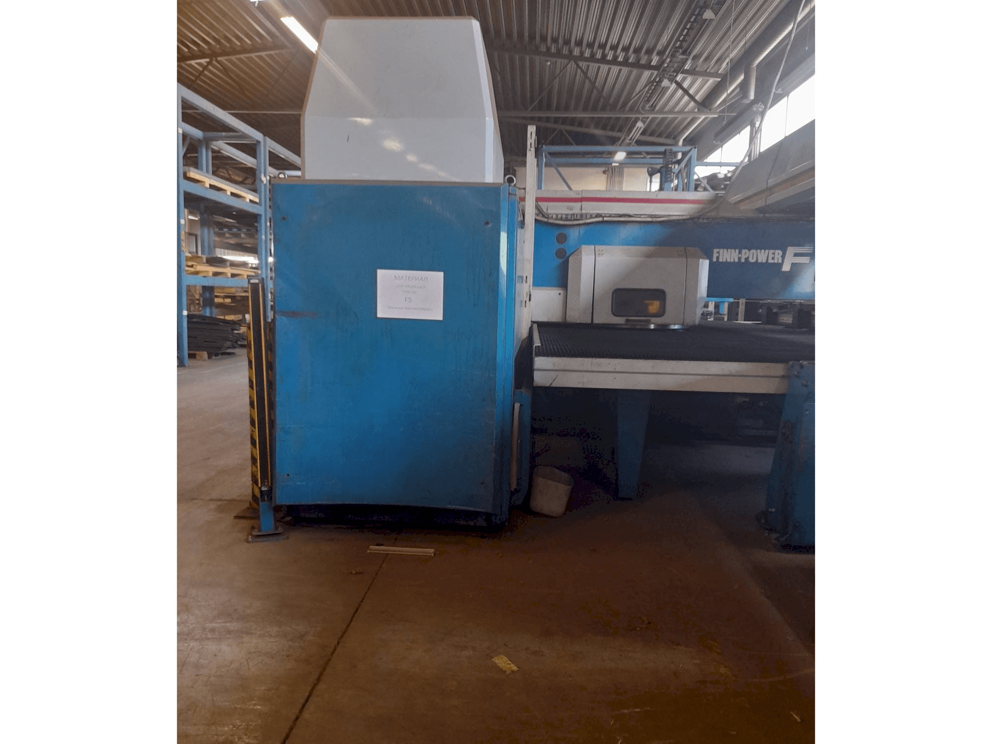Vista frontal de la máquina Finn-Power