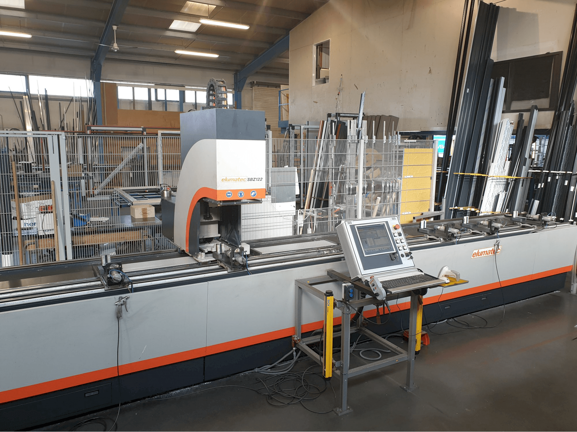 Vista izquierda de la máquina elumatec SBZ 122/64