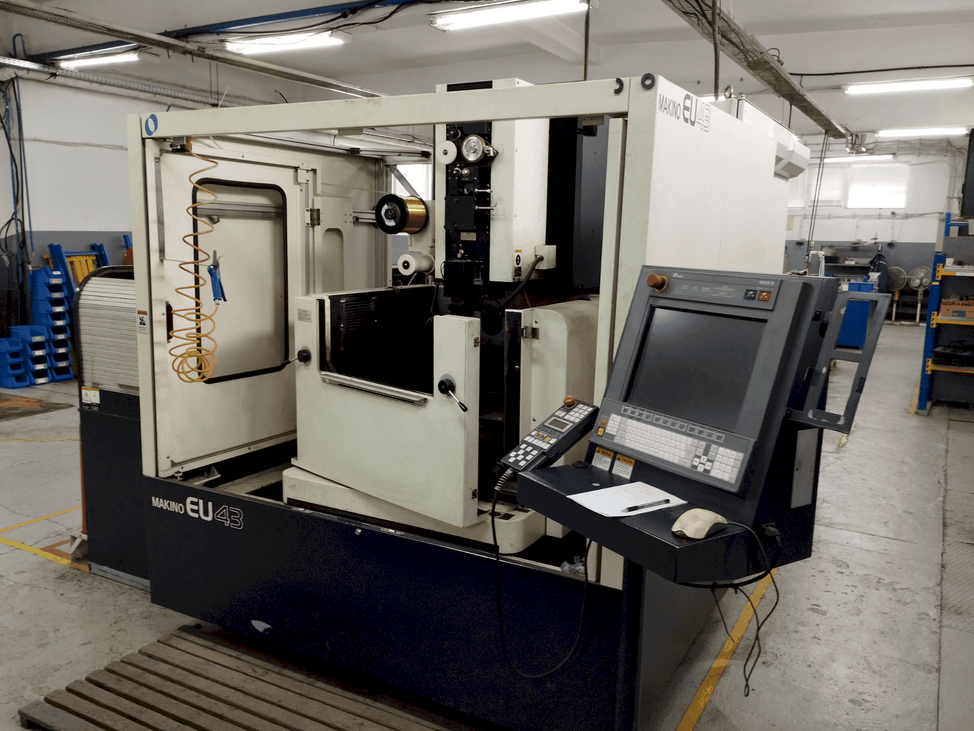 Vista frontal de la máquina Makino EU43