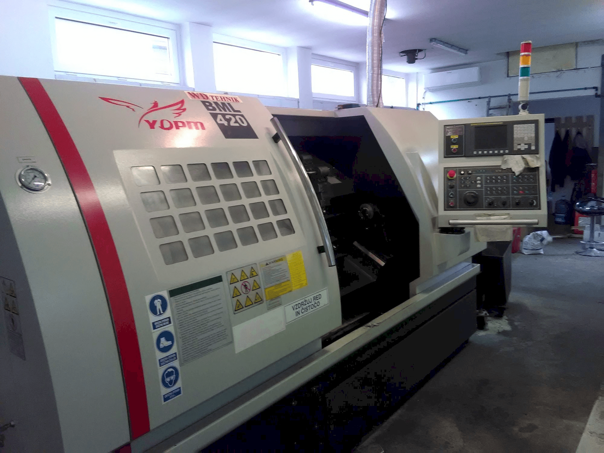 Vista lateral izquierda de la máquina Yida BML-420