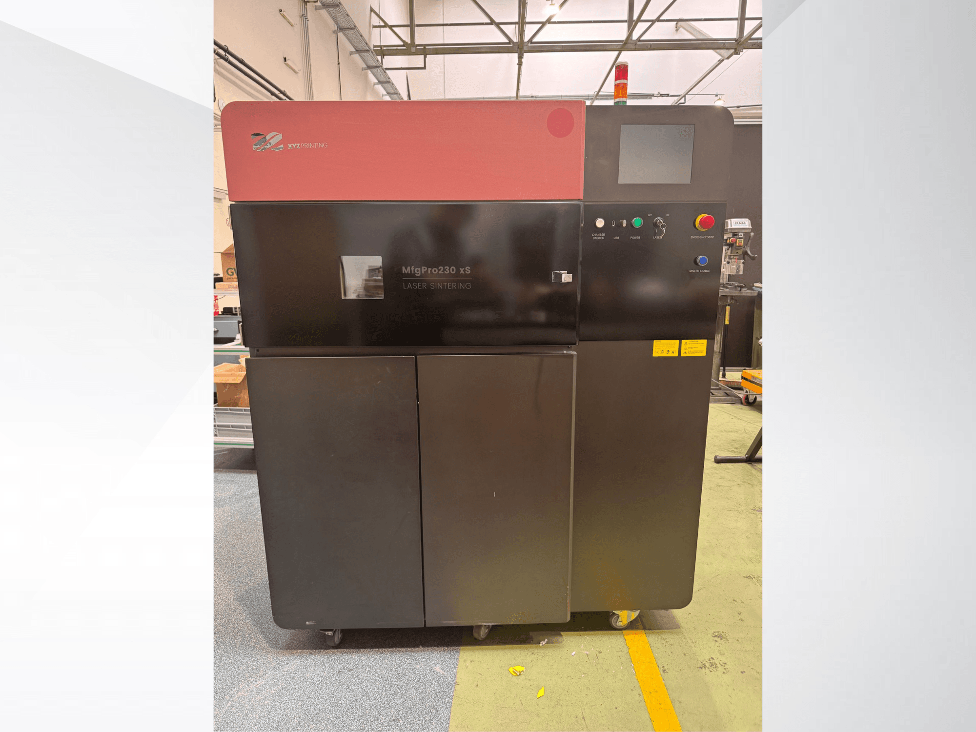 Impresora 3D de plástico XYZprinting MfgPro230 xS en vista frontal, con panel de control y luces de advertencia.