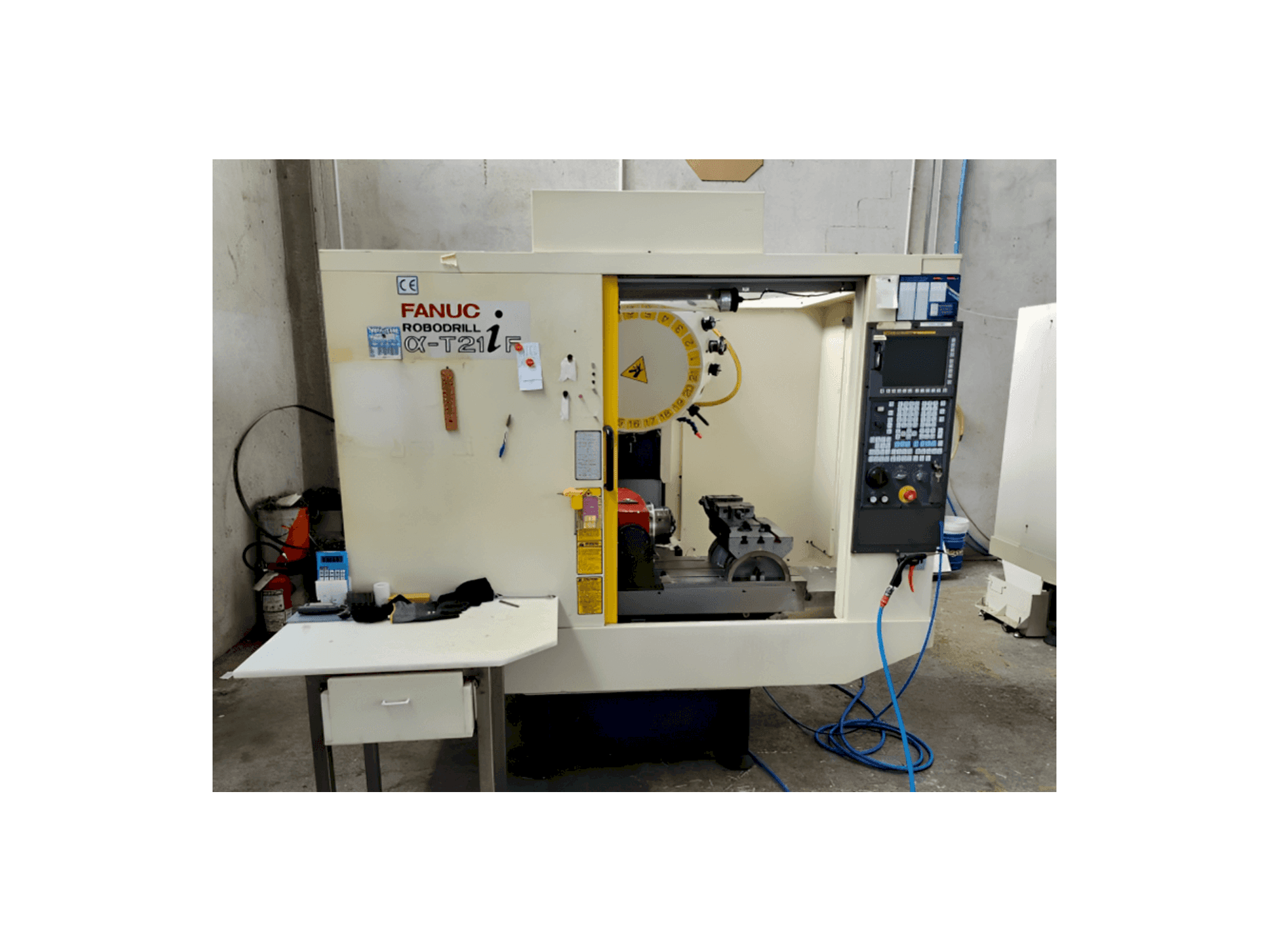 Vista frontal de la máquina FANUC Robodrill Alpha T21iF