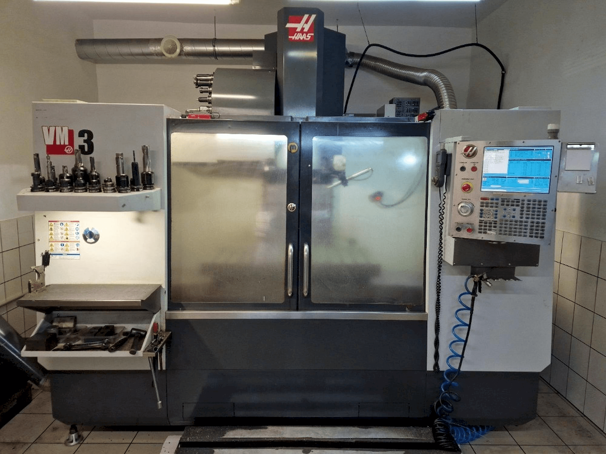 Vista frontal de la máquina HAAS VM-3