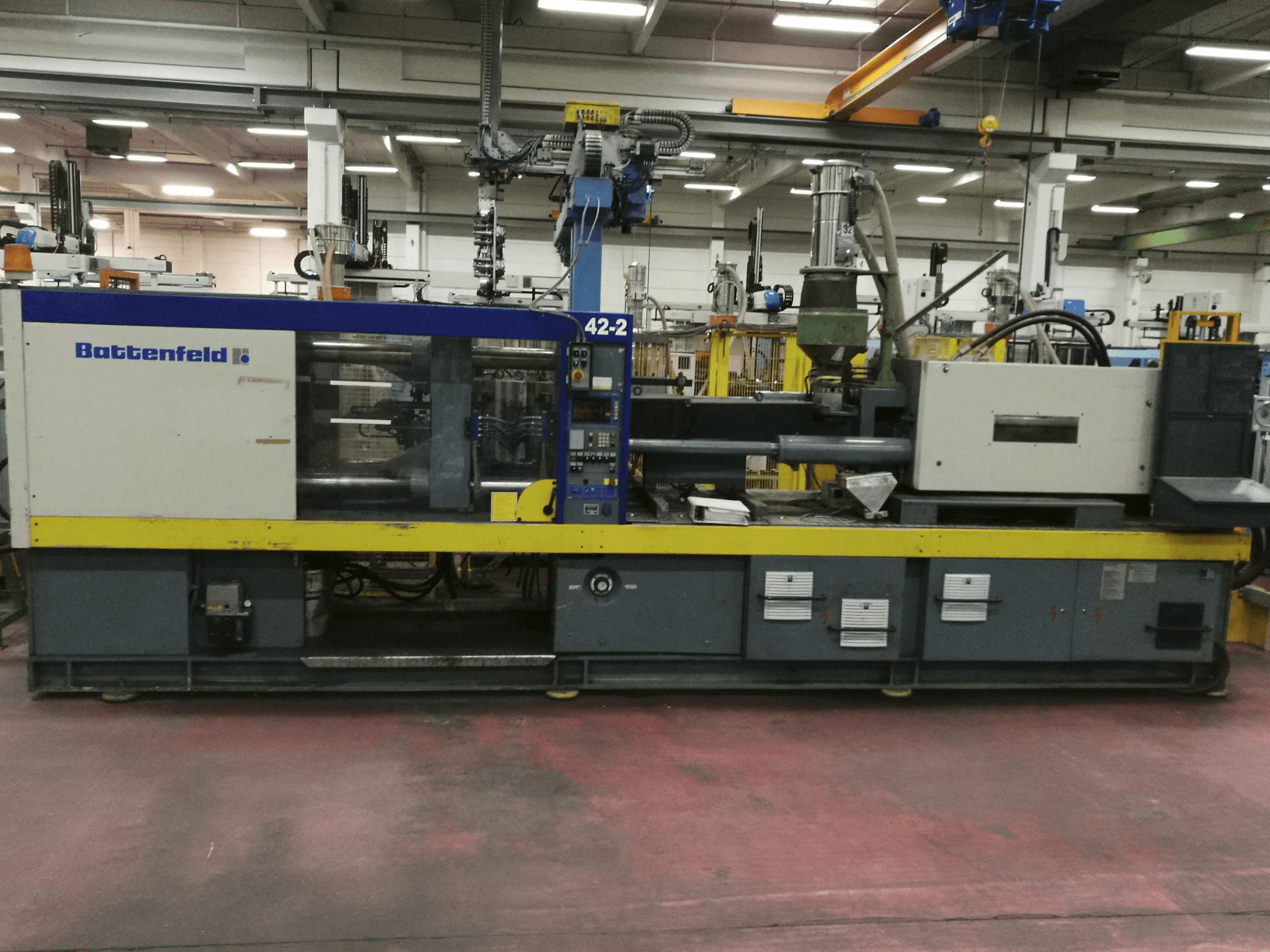 Vista frontal de la máquina Battenfeld BKT 2500/1400