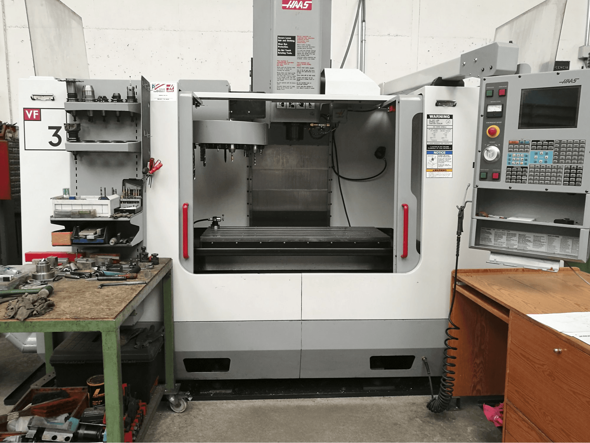 Vista frontal de la máquina HAAS VF-3BHE