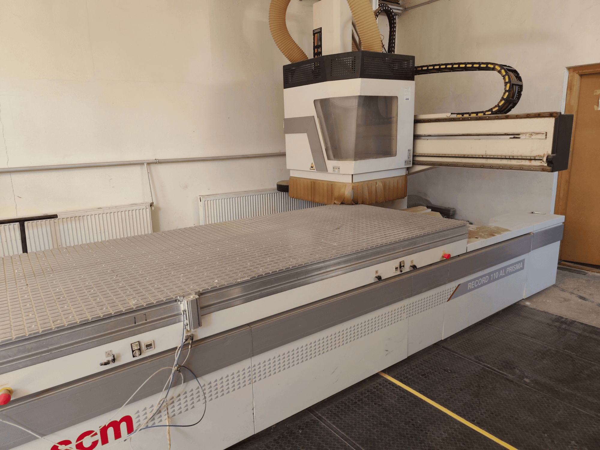 Centro de mecanizado de madera CNC SCM Record 110AL, vista lateral en la que se aprecian la amplia mesa de trabajo y el cabezal de fresado.