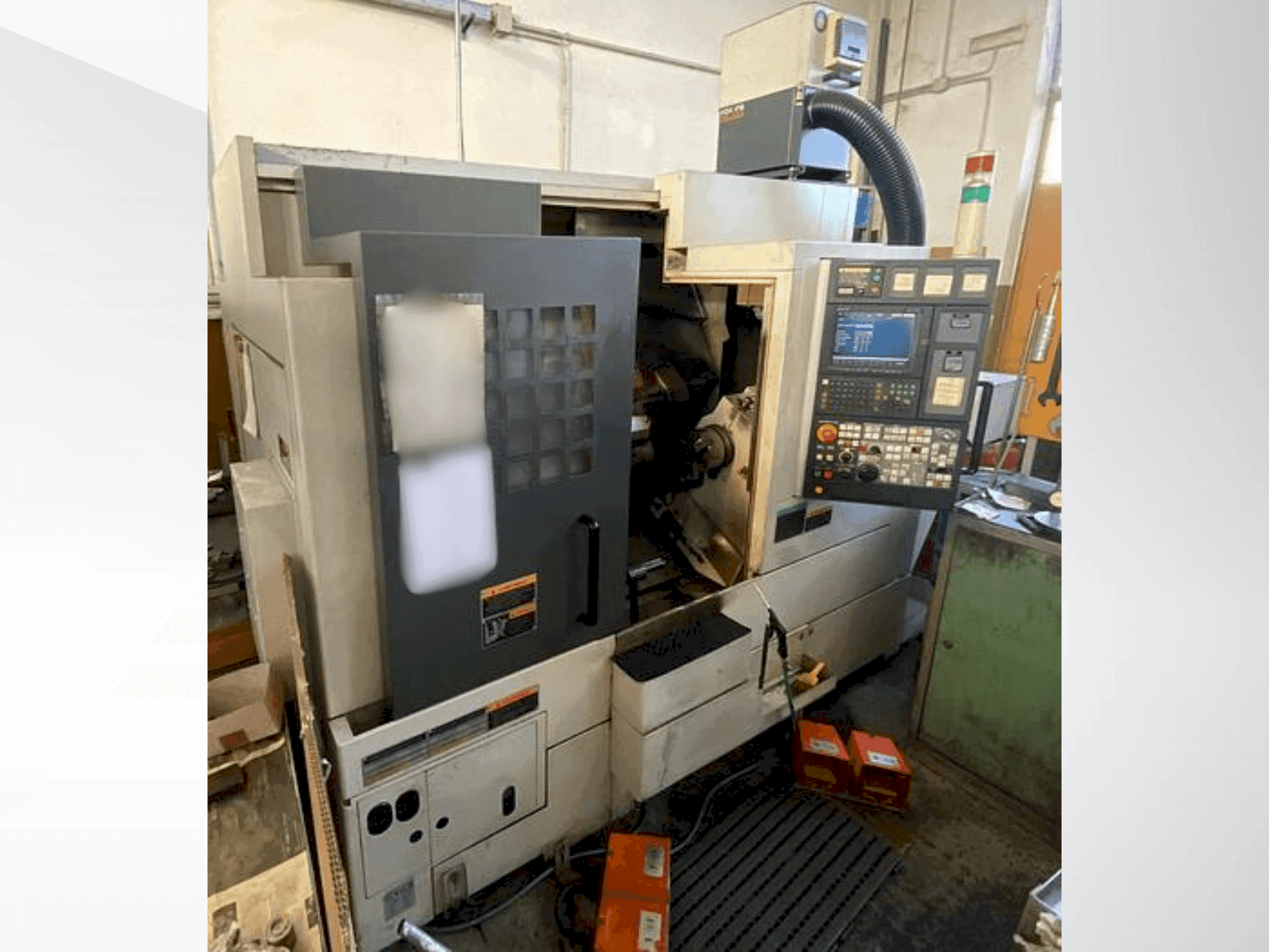 Vista frontal de la máquina MORI SEIKI NL 2000 SY