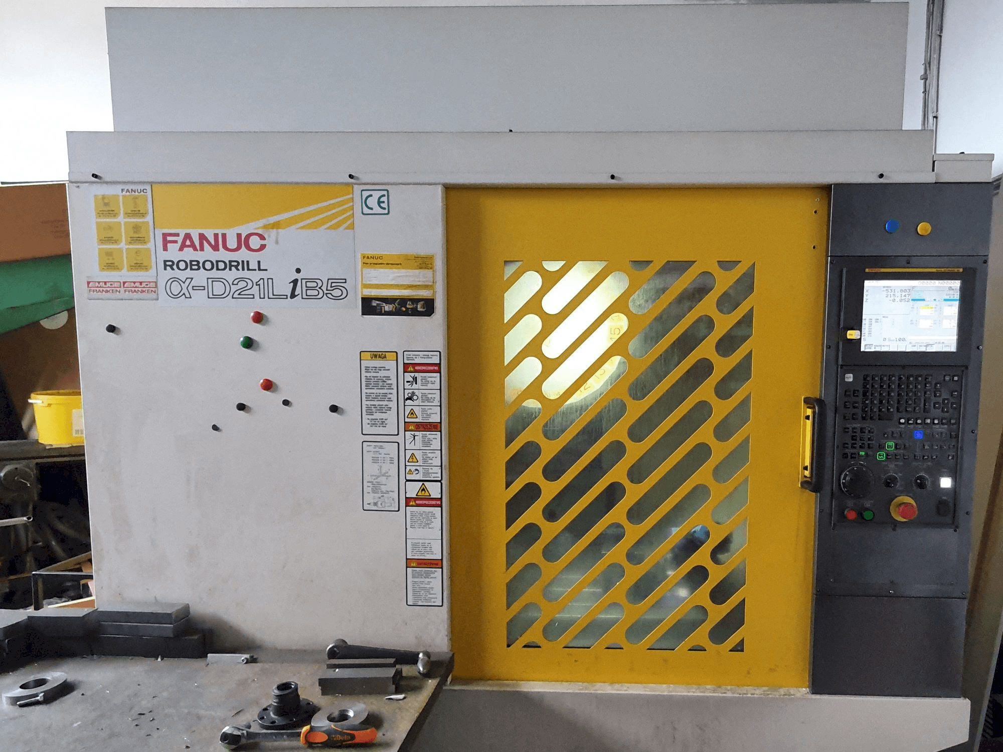 Vista frontal de la máquina FANUC ROBODRILL Alpha-D21LiB5