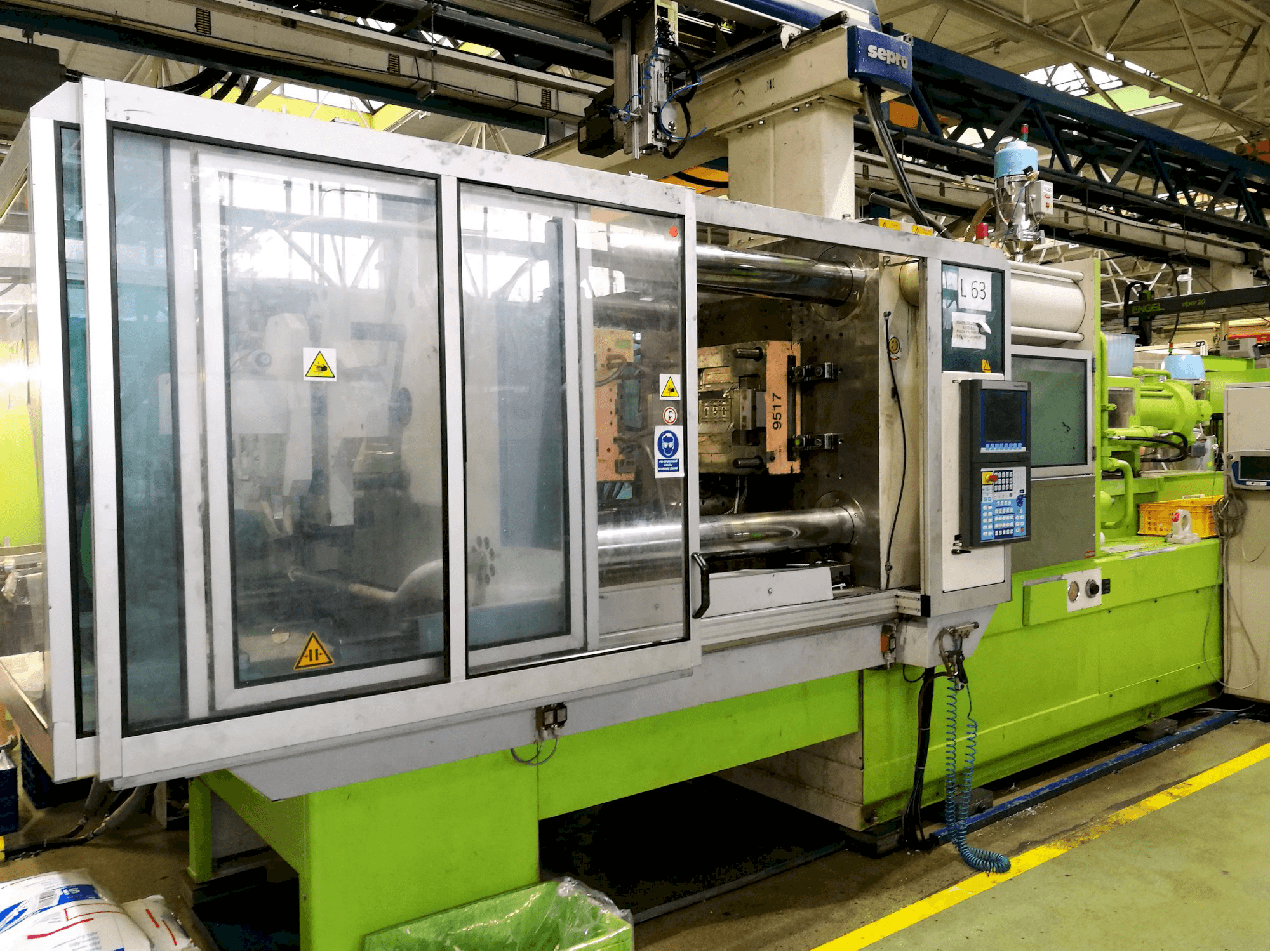 Vista izquierda de la máquina Krauss Maffei 420-1900 C2