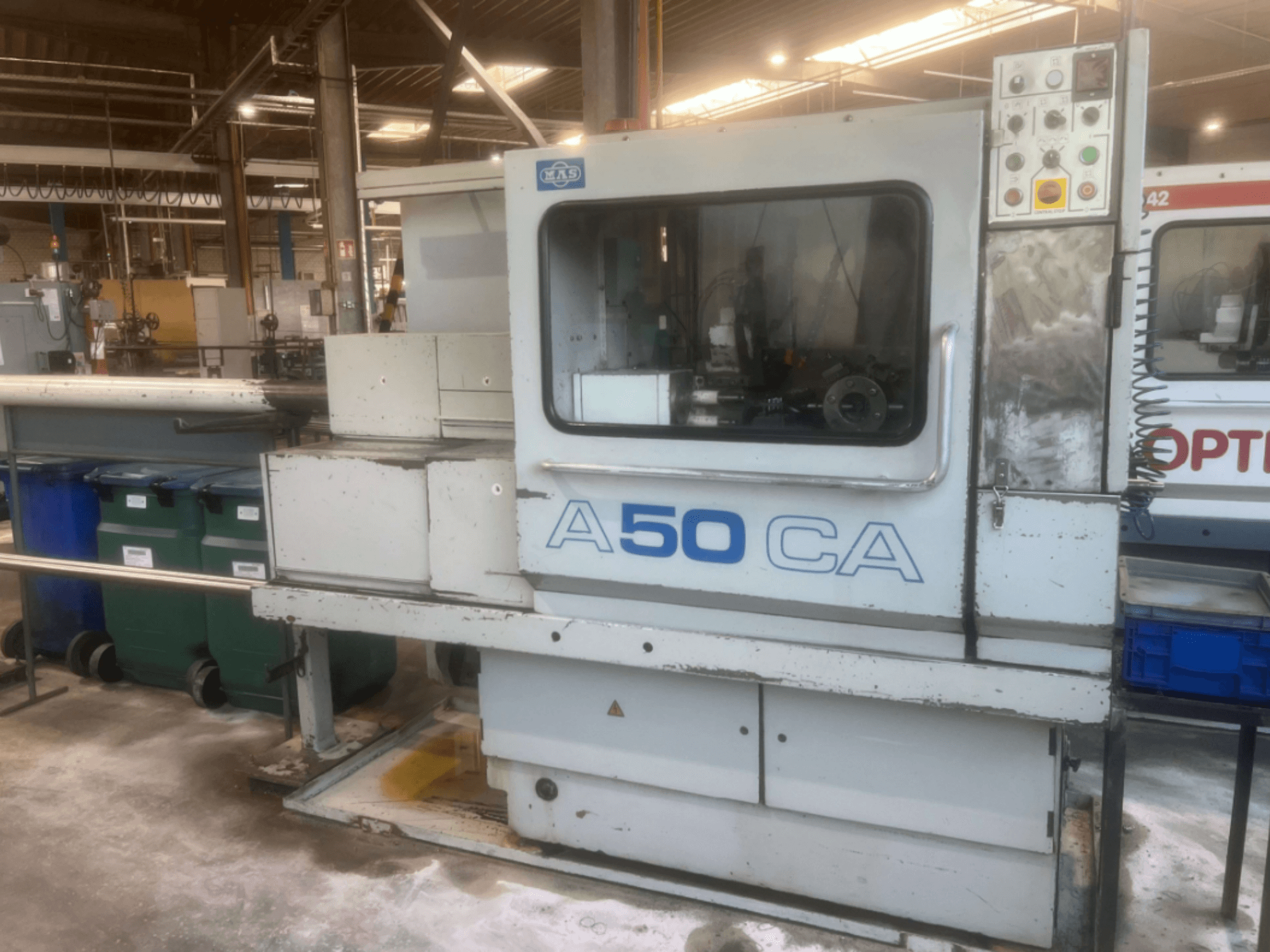 Torno horizontal KOVOSVIT MAS OPTIMAT A50CA, vista frontal, en la que se aprecian el panel de control y la zona de trabajo.