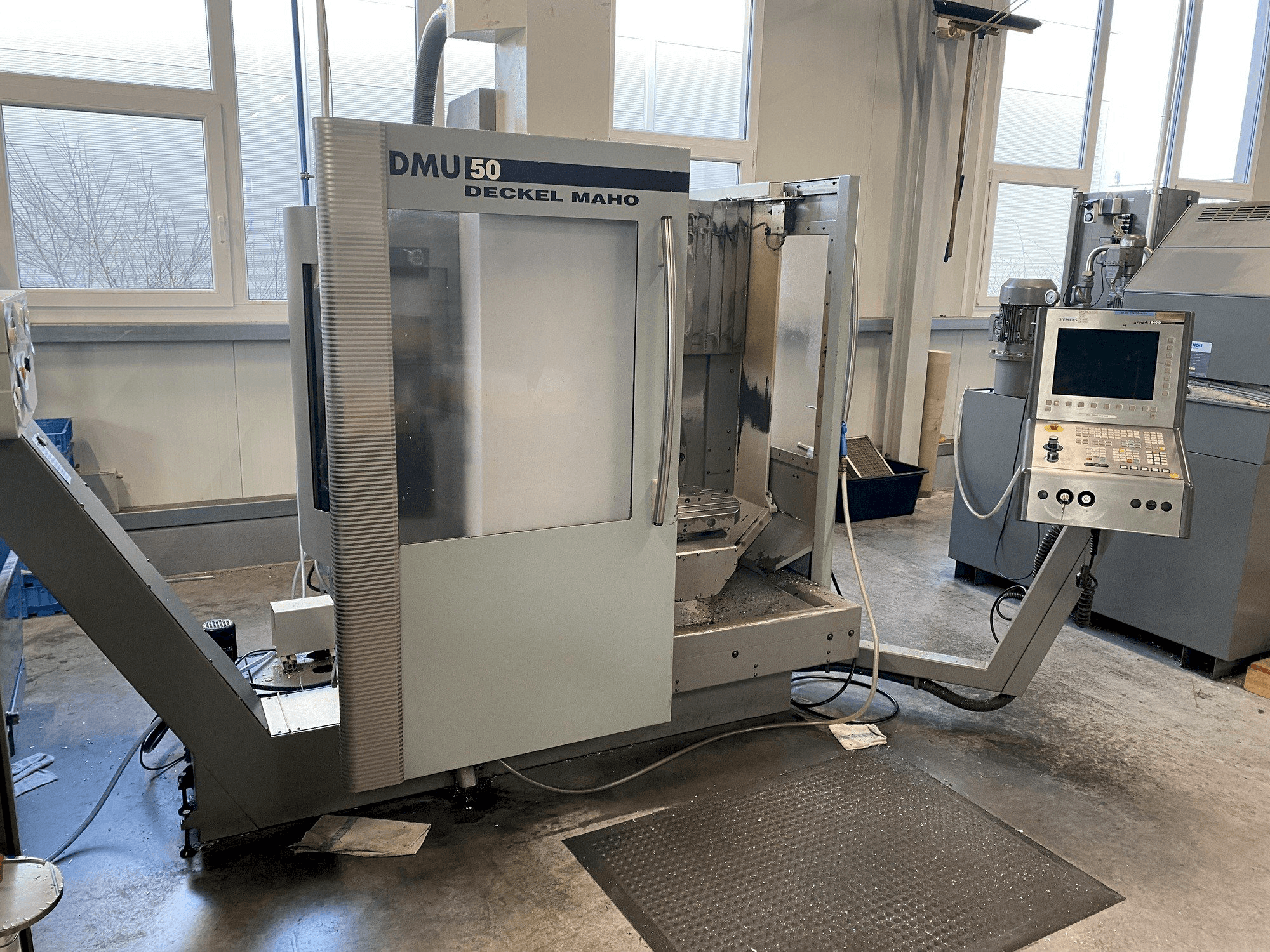 Vista frontal de la máquina DECKEL MAHO DMU 50