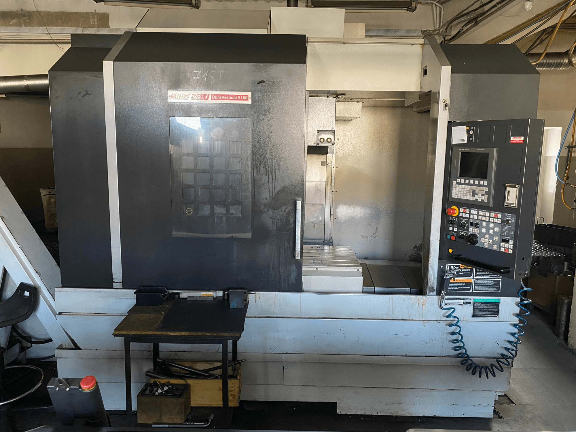 MORI SEIKI DuraVertical 5100 vista desde delante, en la que se aprecian el panel de control, la zona de trabajo y los detalles de la máquina.