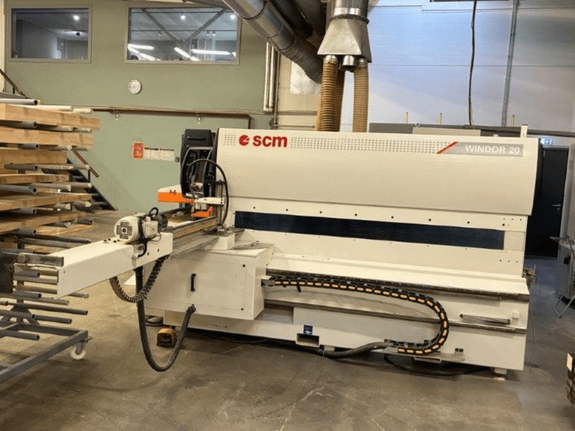 Máquina para el procesamiento de madera SCM Windor 20 en un taller, vista desde delante, en la que se aprecian el panel de control y el mecanismo de alimentación.
