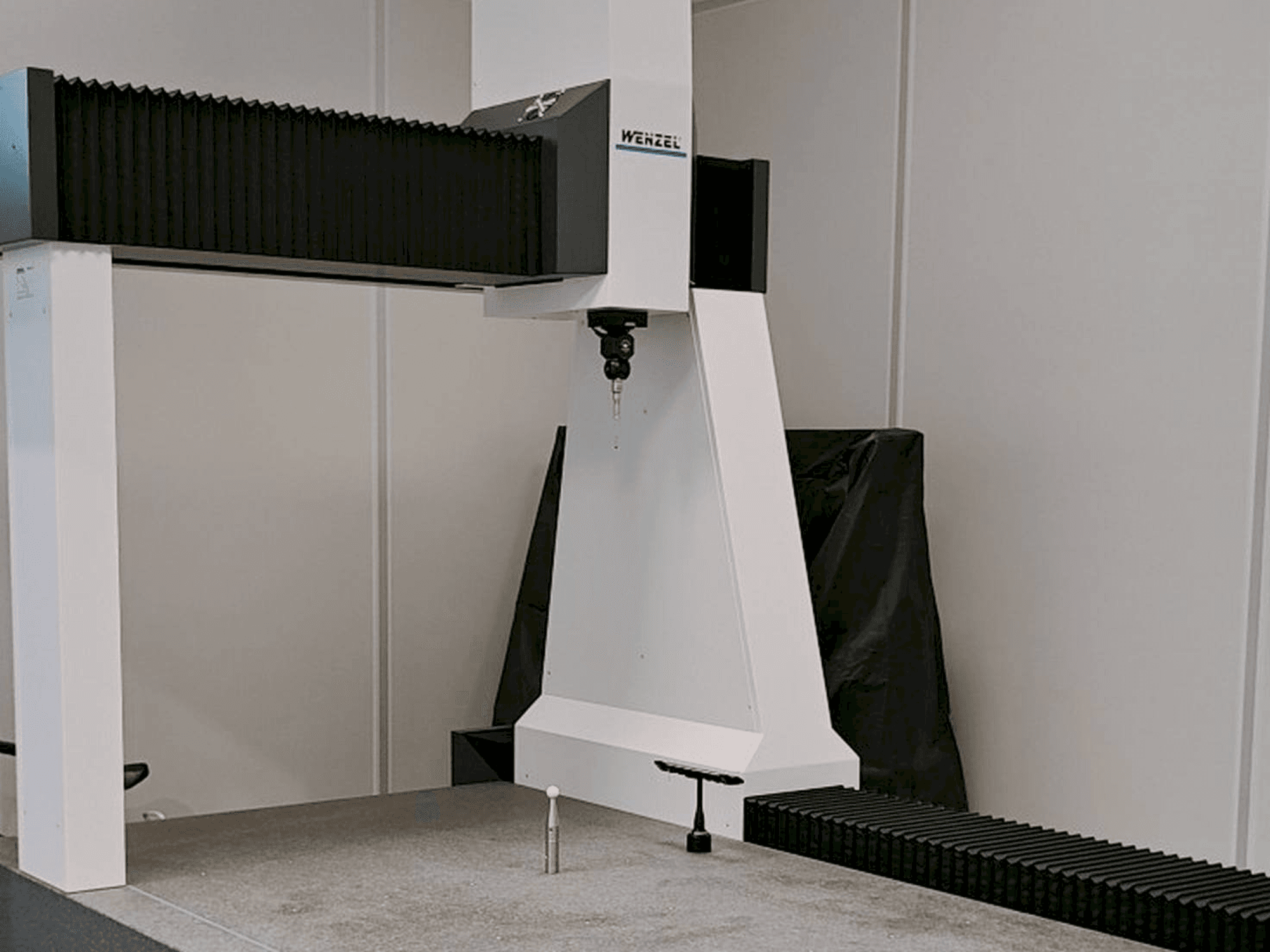 Vista frontal de la máquina Wenzel LH 1010