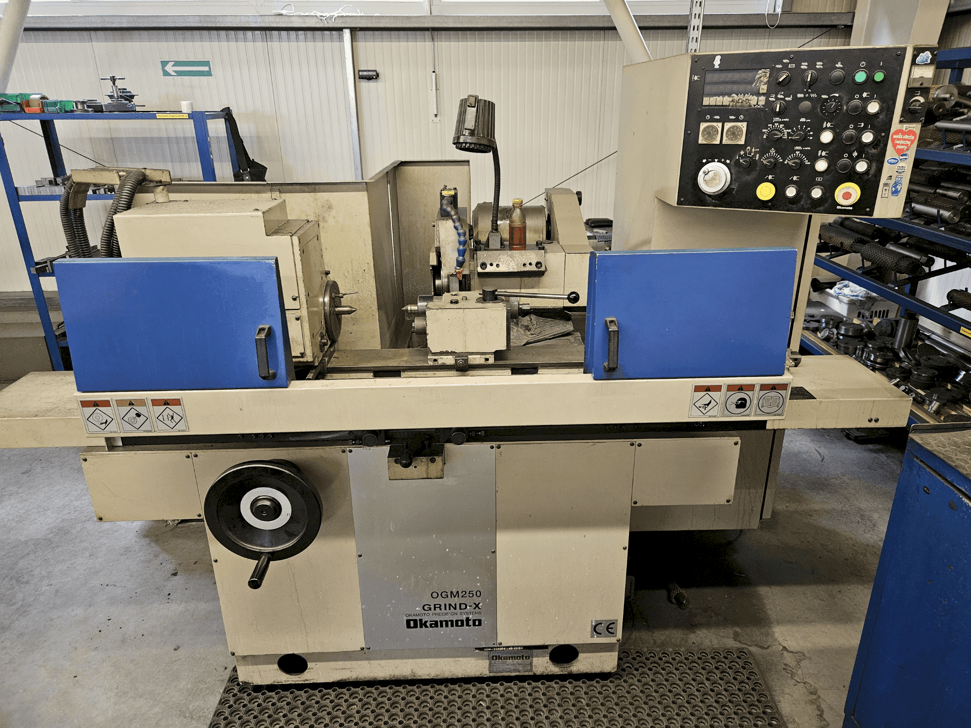 Vista frontal de la máquina OKAMOTO OGM 250UDX GRIND-X