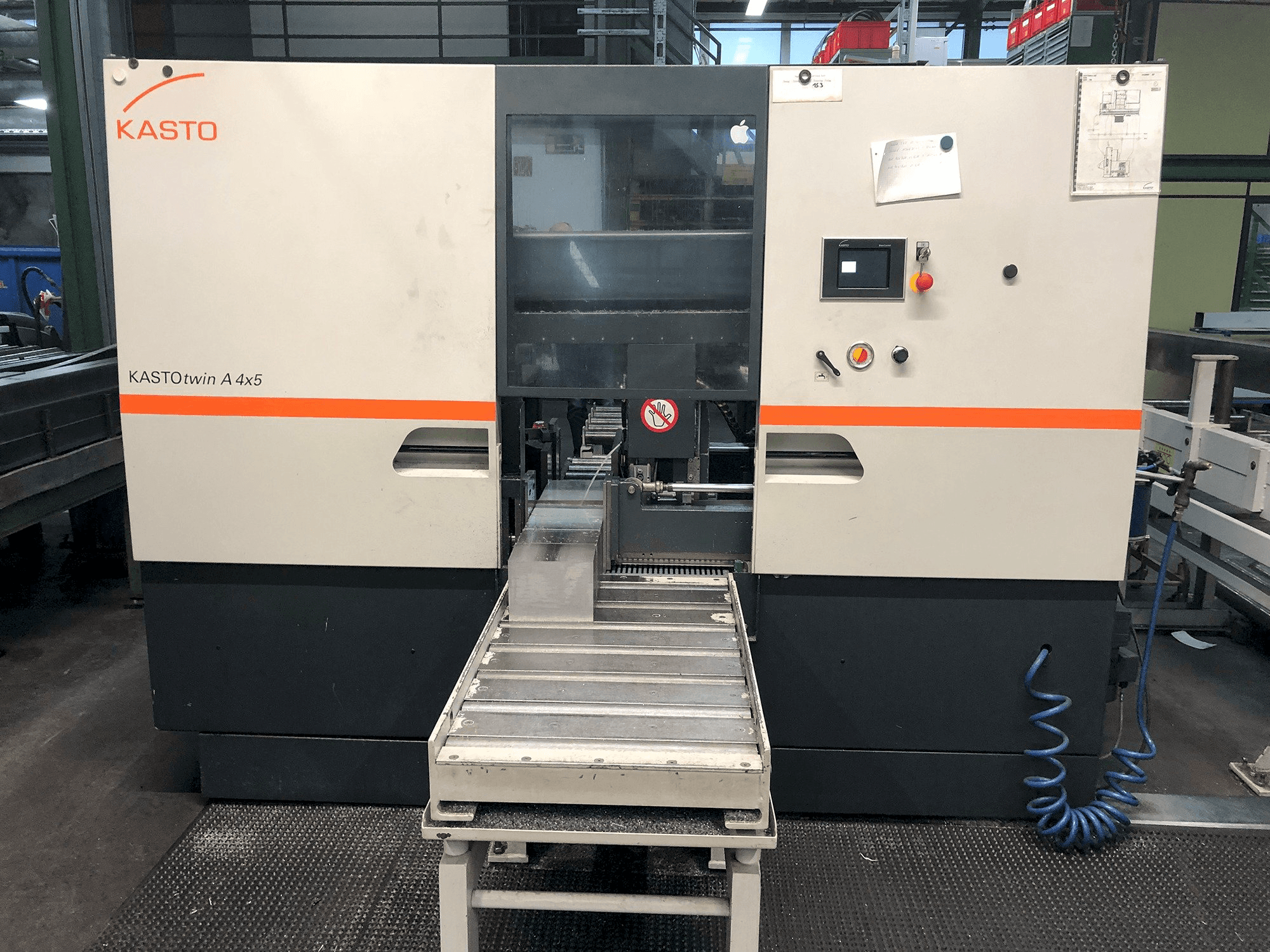 Vista frontal de la máquina KASTO Twin A4x5