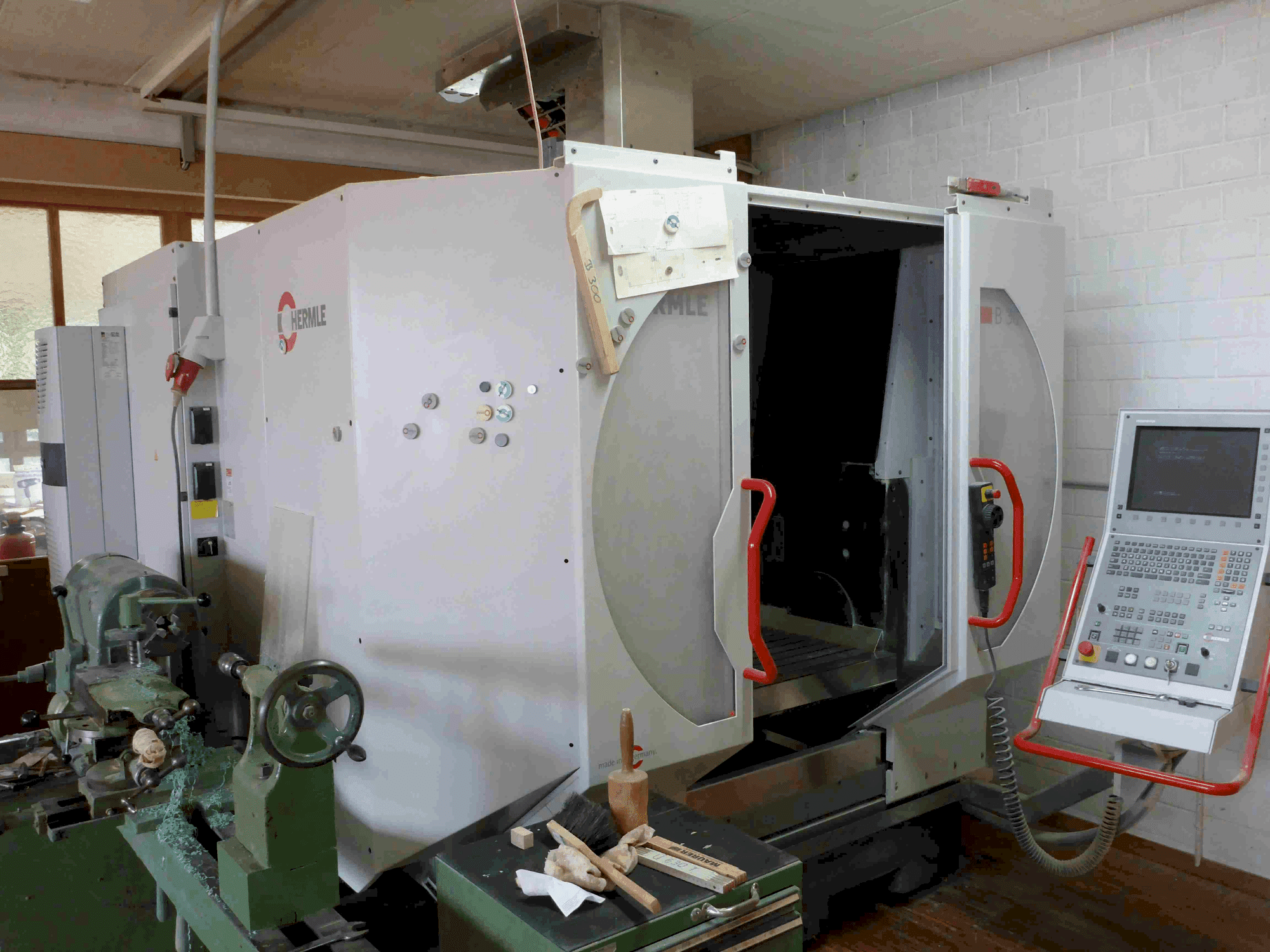 Vista frontal de la máquina HERMLE B 300 V