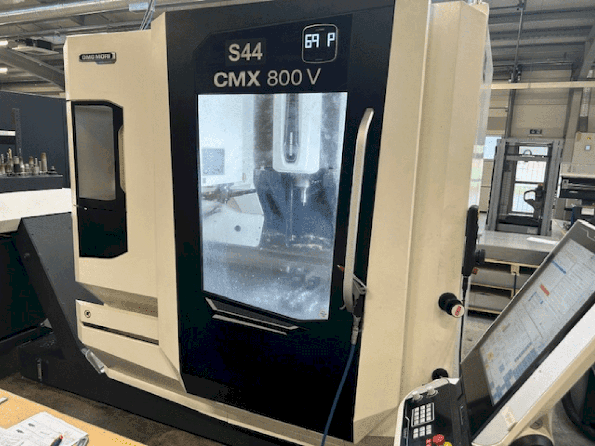 Vista frontal de la máquina DMG MORI CMX 800 V
