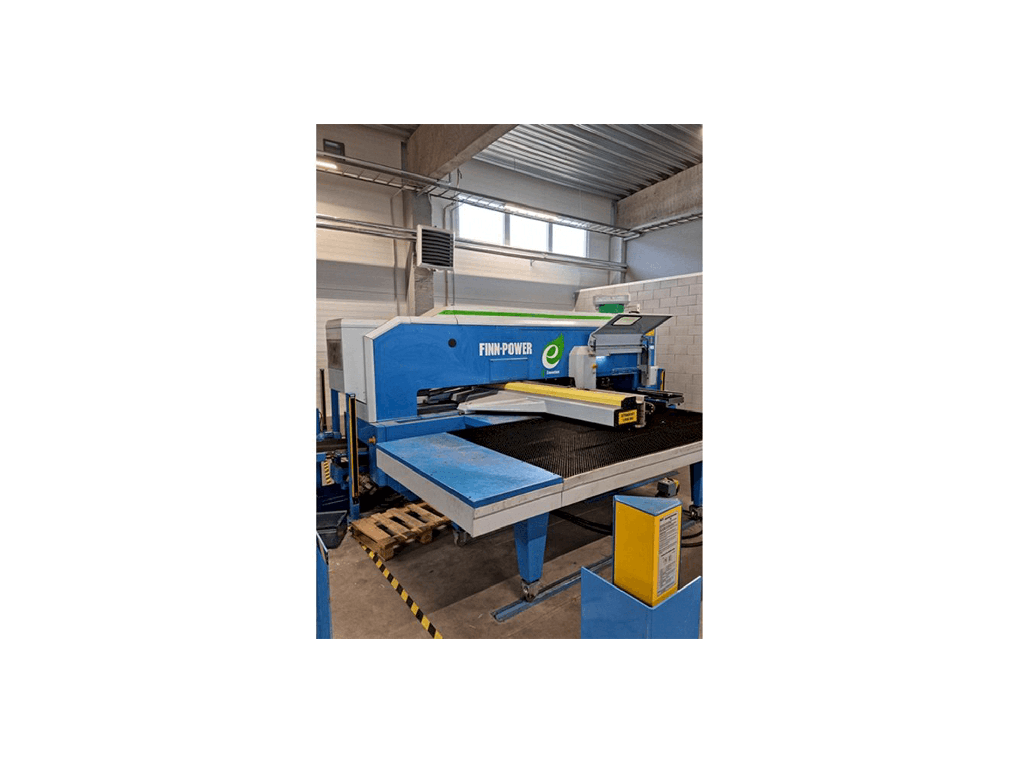 Vista frontal de la máquina Finn-Power E5