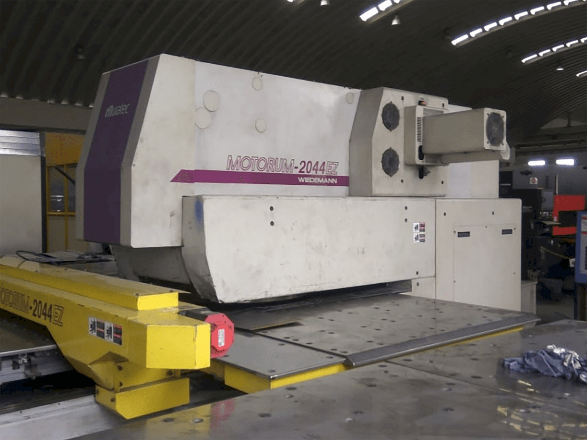 Vista frontal de la máquina Muratec M-2044 EZ
