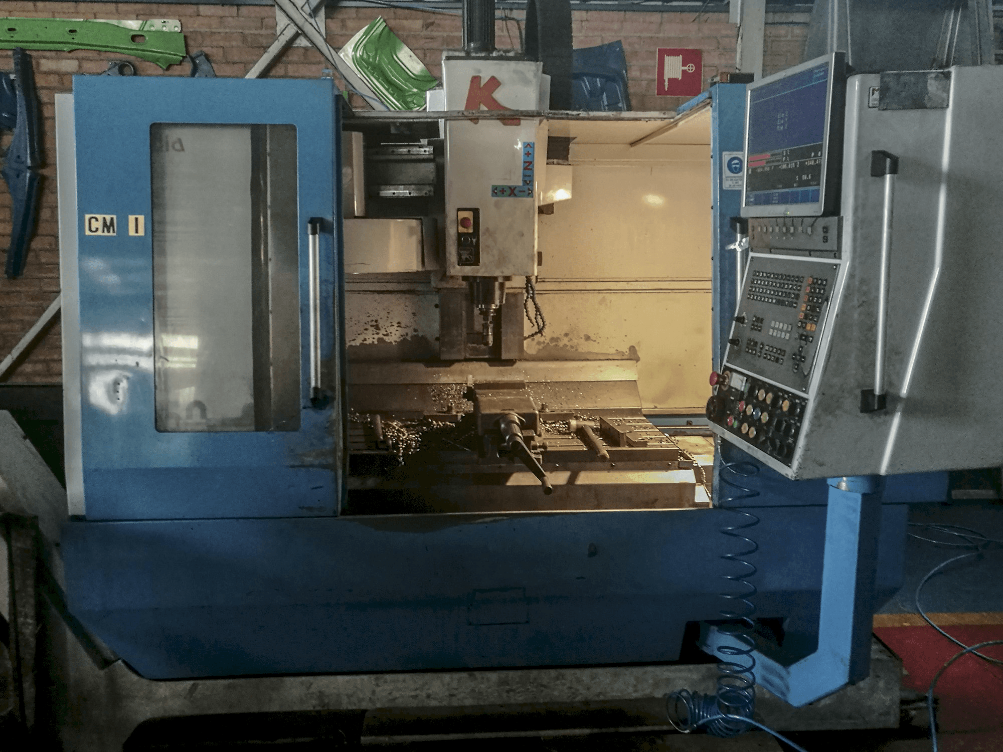 Vista frontal de la máquina KONDIA B-1050