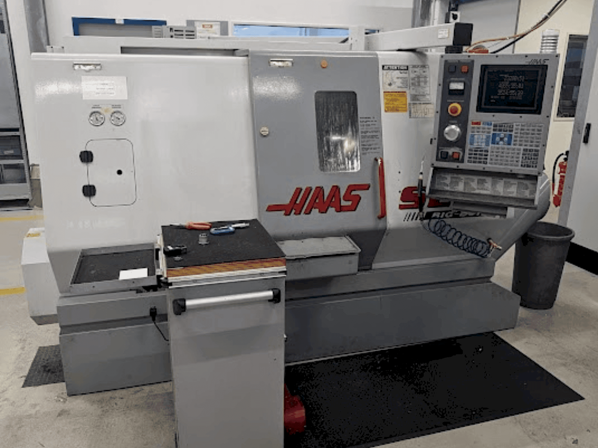 Vista frontal de la máquina HAAS SL 20 TBHE
