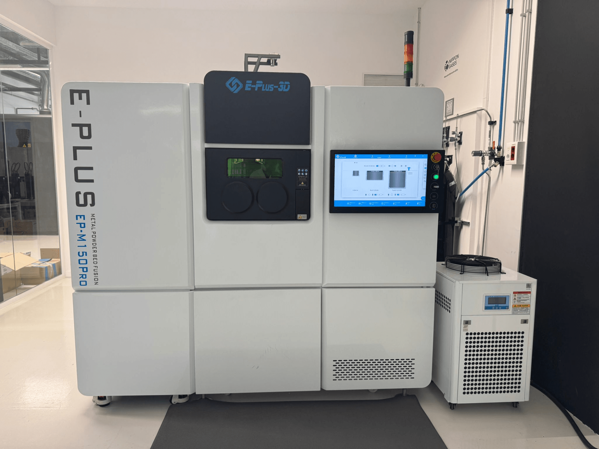 Vista frontal de la impresora 3D de plástico Eplus3D EP-M150Pro con pantalla táctil y unidad de refrigeración en un espacio de trabajo limpio y bien iluminado.