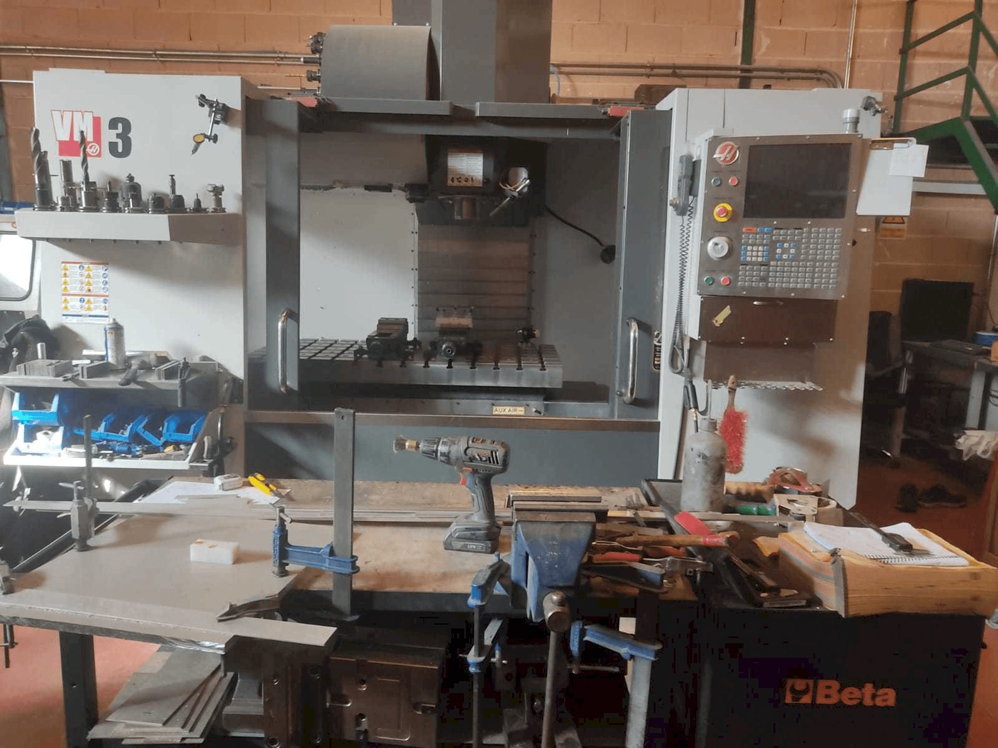 Vista frontal de la máquina HAAS VM-3