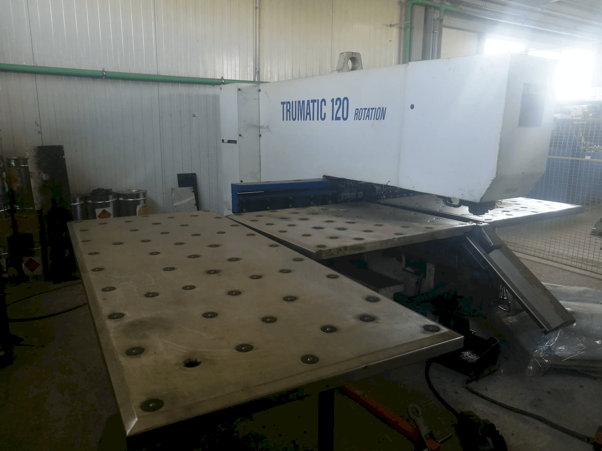 Vista frontal de la máquina Trumpf Trumatic 120R
