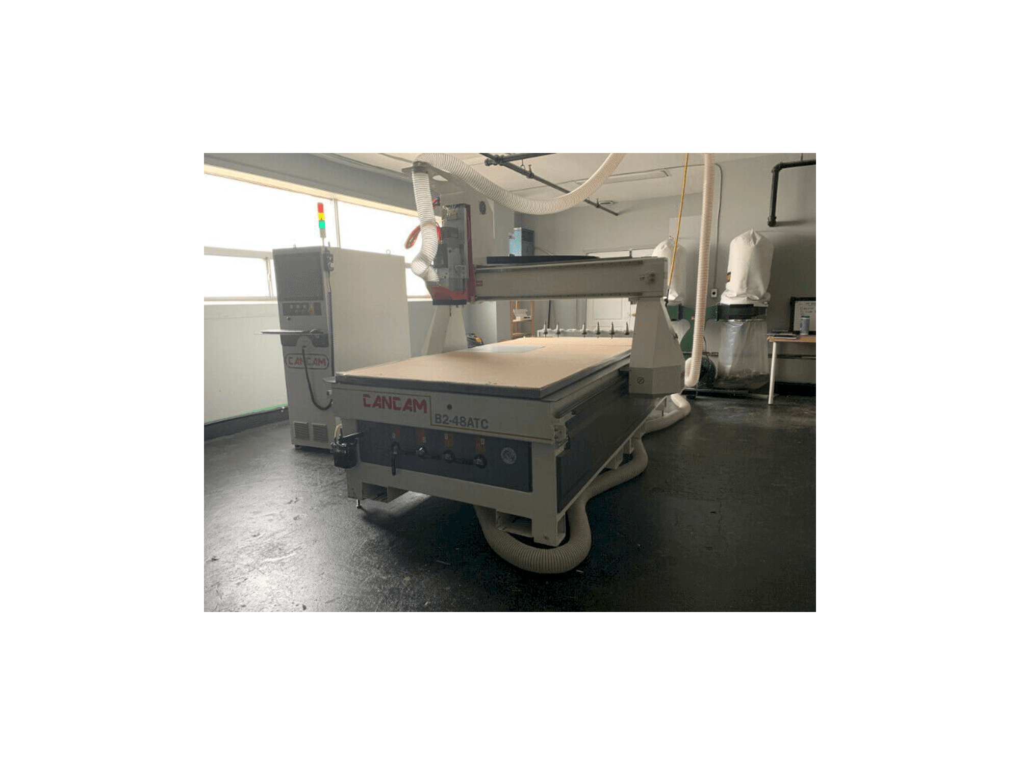 Vista frontal de la máquina CanCam B2-48 ATC