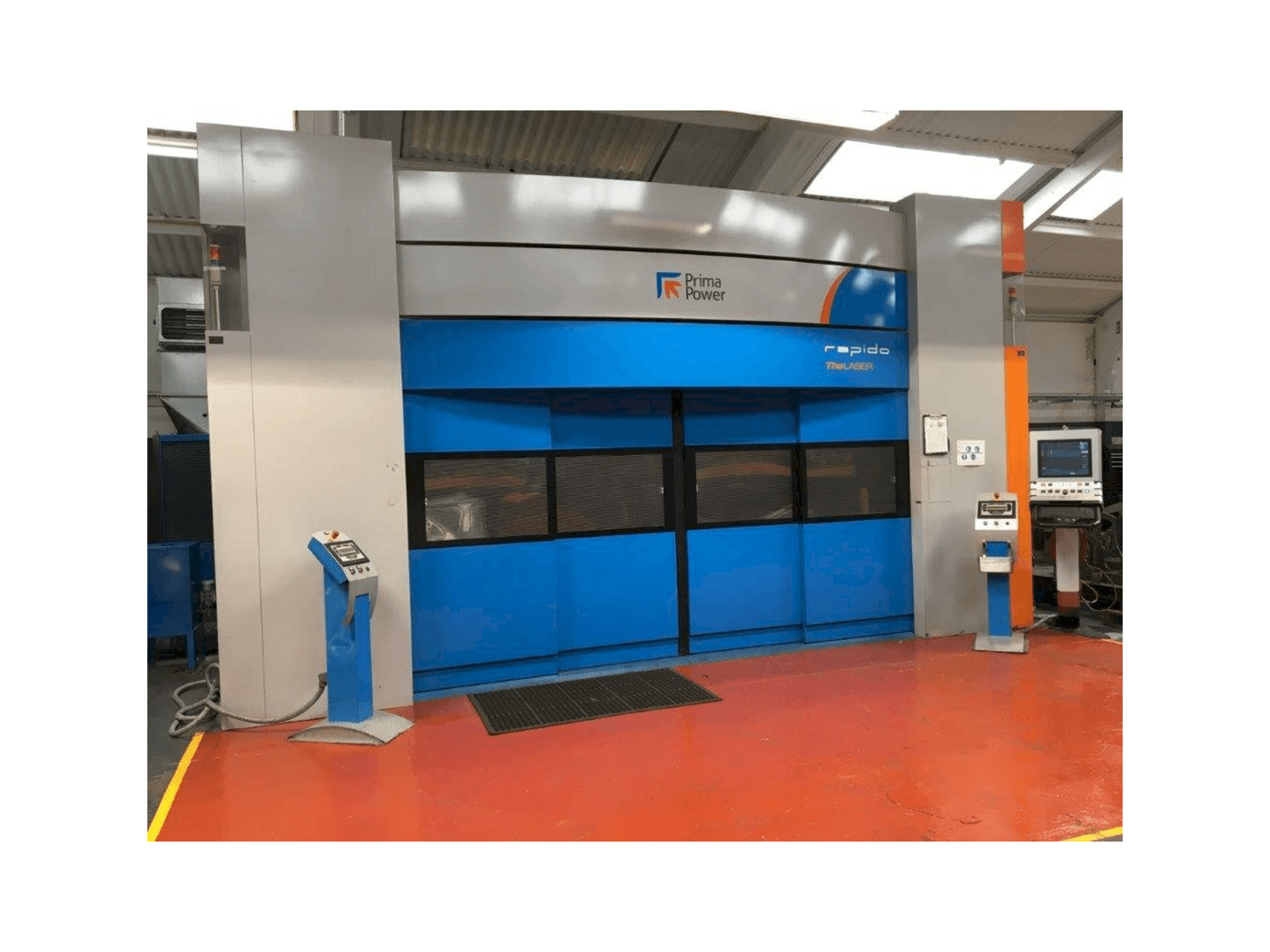 Vista frontal de la máquina Prima Power RAPIDO CP 4000