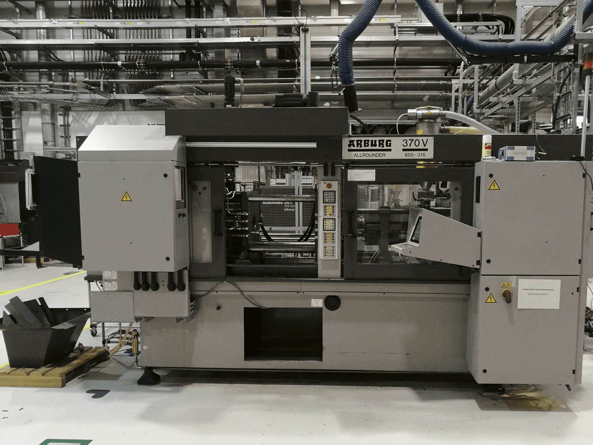 Vista frontal de la máquina Arburg 370V 800-315