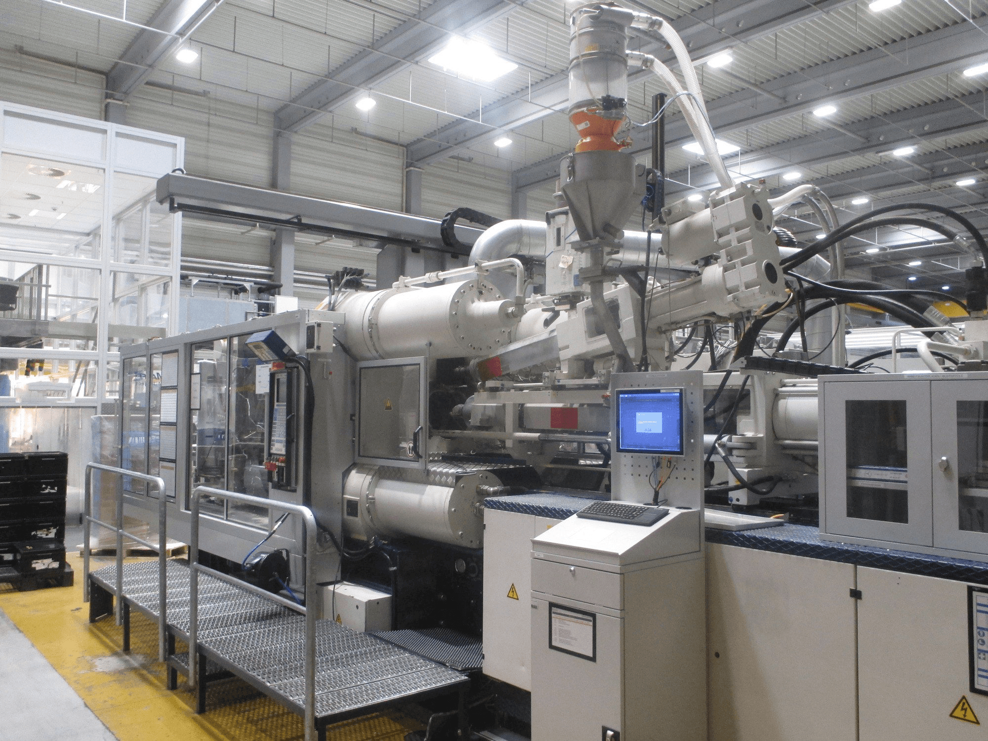 Vista frontal de la máquina Krauss Maffei 575-1900-520-C2