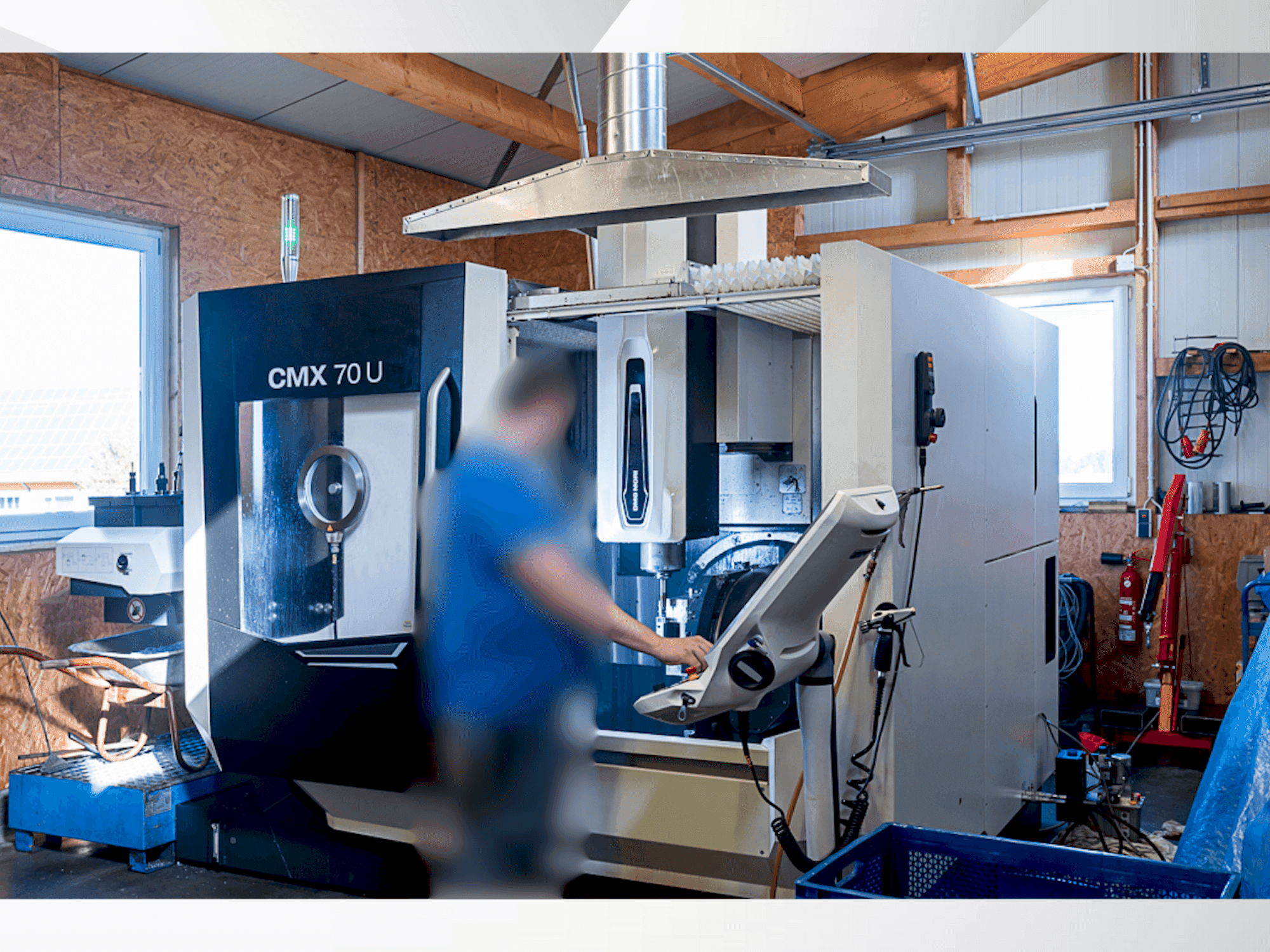 Vista frontal de la máquina DMG MORI CMX 70 U