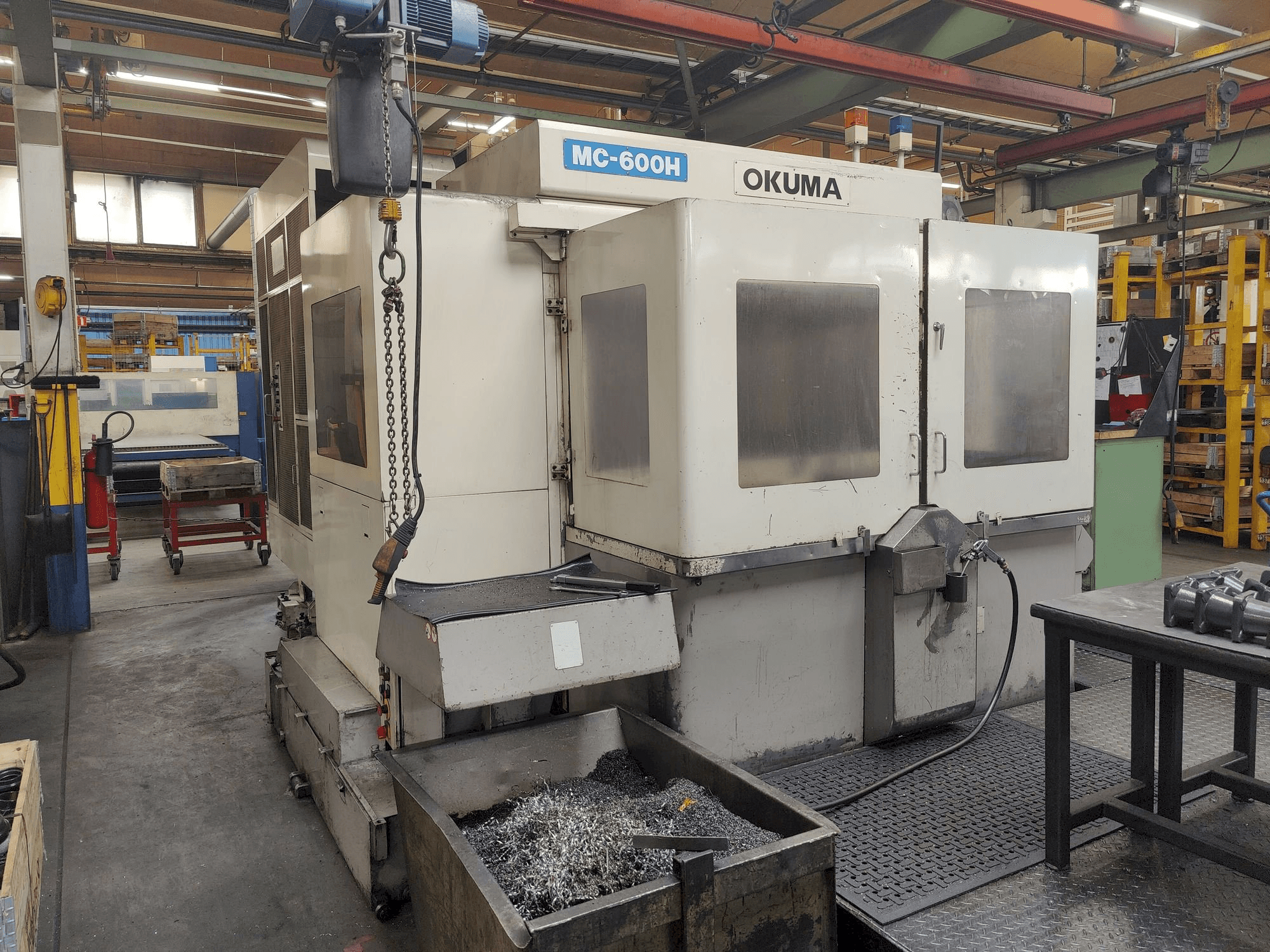 Vista frontal de la máquina Okuma MC-600 H