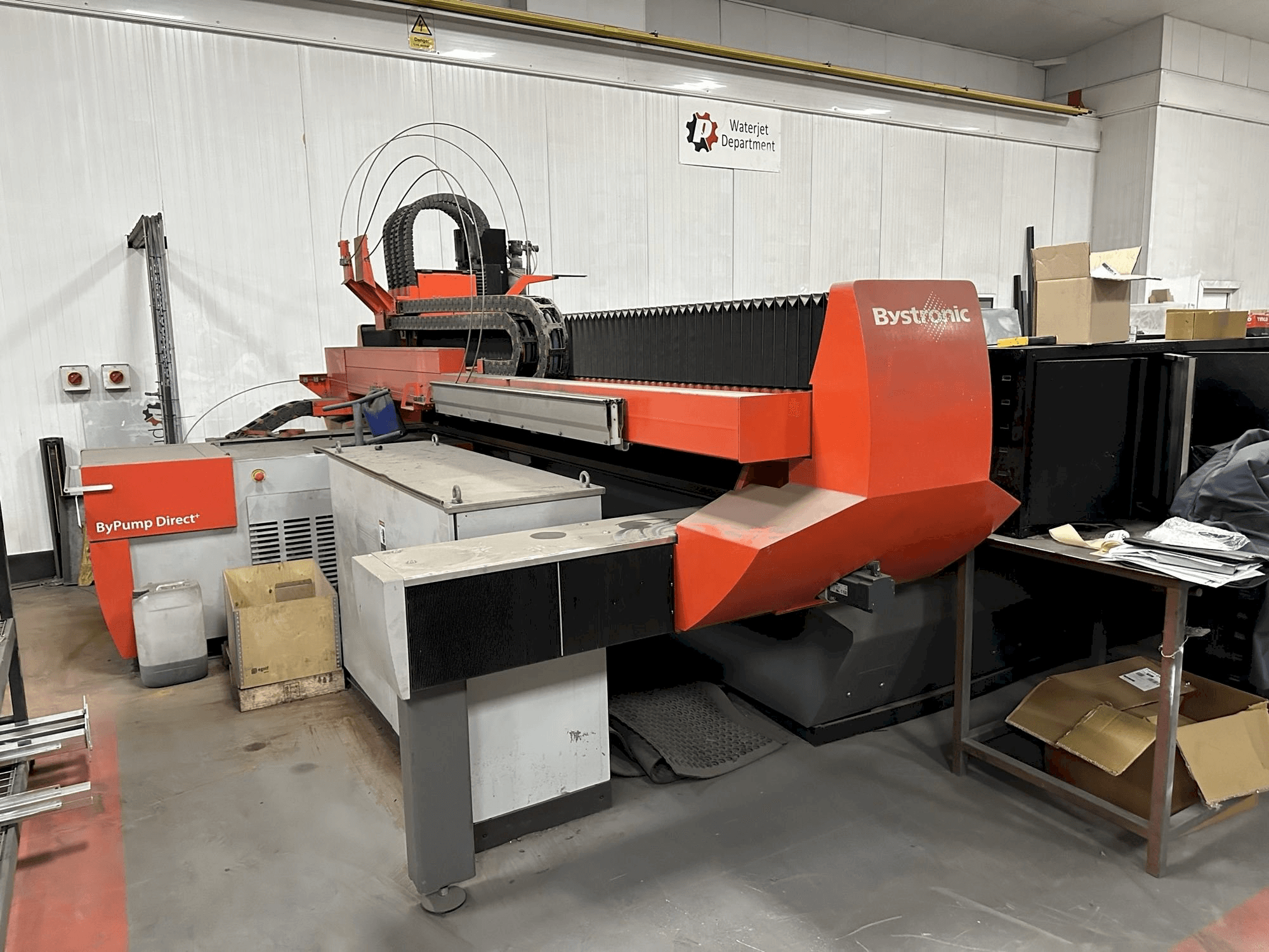 Vista frontal de la máquina Bystronic Byjet Flex 6030 Waterjet